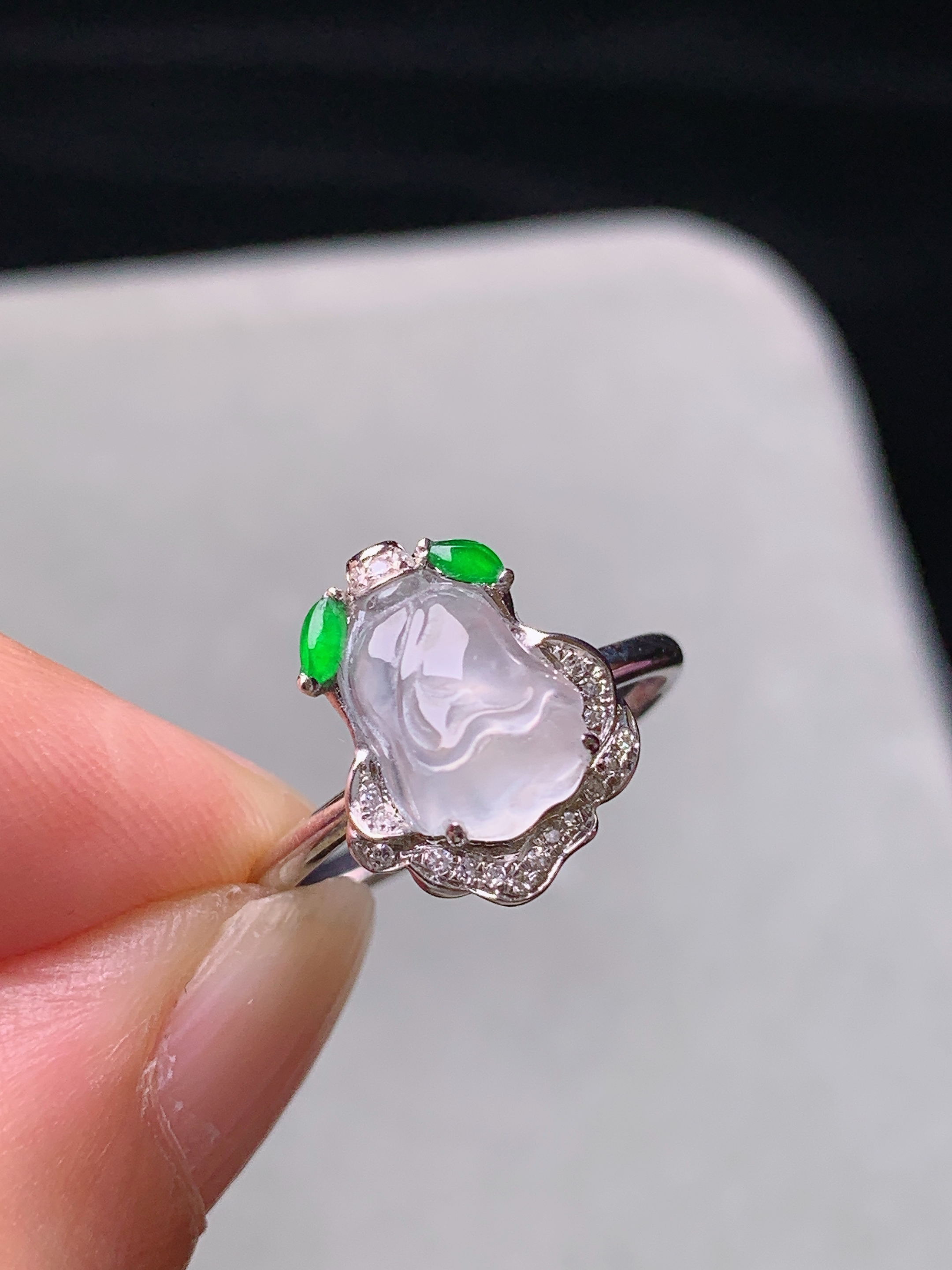 18k金钻镶嵌冰种白菜戒指 玉质细腻 色泽艳丽清新 水润亮眼 圈口13 整体尺寸13*10.8*6.