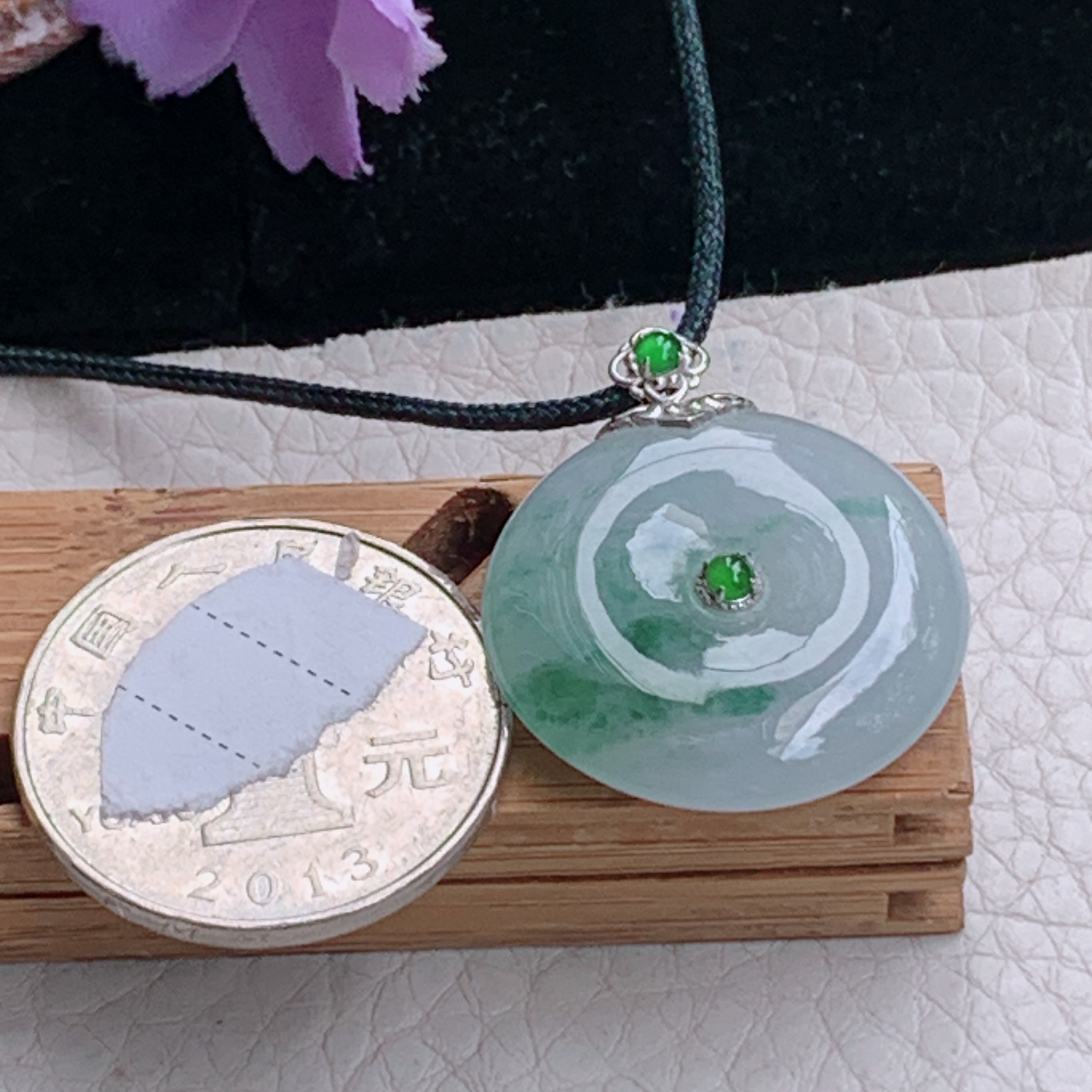 zz3实拍30.5*24.3*6天然缅甸翡翠飘花平安扣吊坠 镶金玉扣锁骨坠