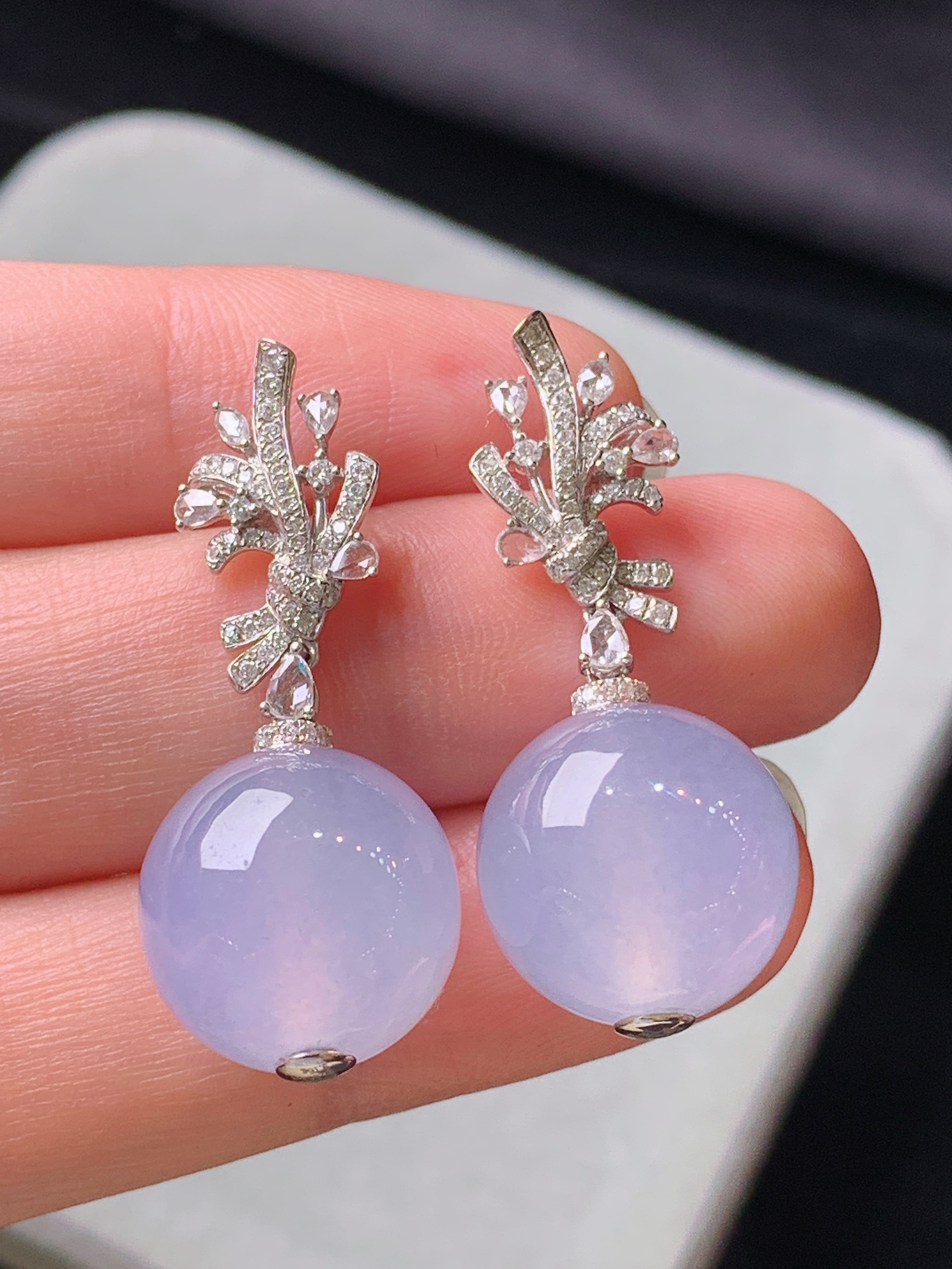 18k金钻镶嵌冰淡紫圆珠耳坠 玉质细腻 色泽艳丽清新 水润亮眼 整体尺寸32.8*13.8m5