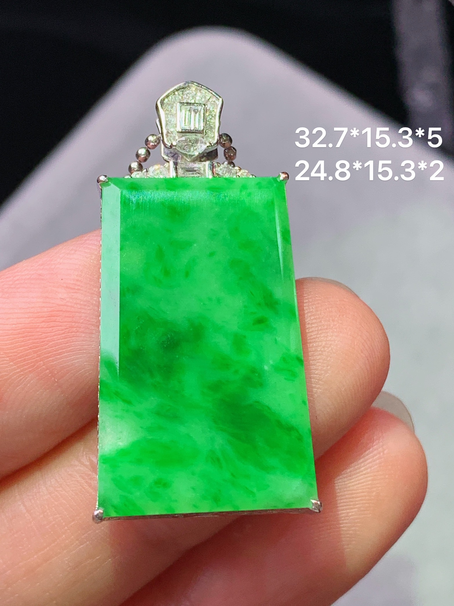 18k金钻镶嵌阳绿无事牌吊坠 玉质细腻 色泽艳丽清新 水润亮眼 整体尺寸32.7*15.3*5m2