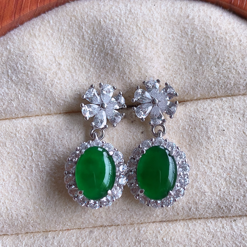 冰满绿翡翠925银镶嵌耳坠，自然光实拍，翠色灵动，颜色漂亮，种老水足，品相佳，佩戴佳品！W815.1