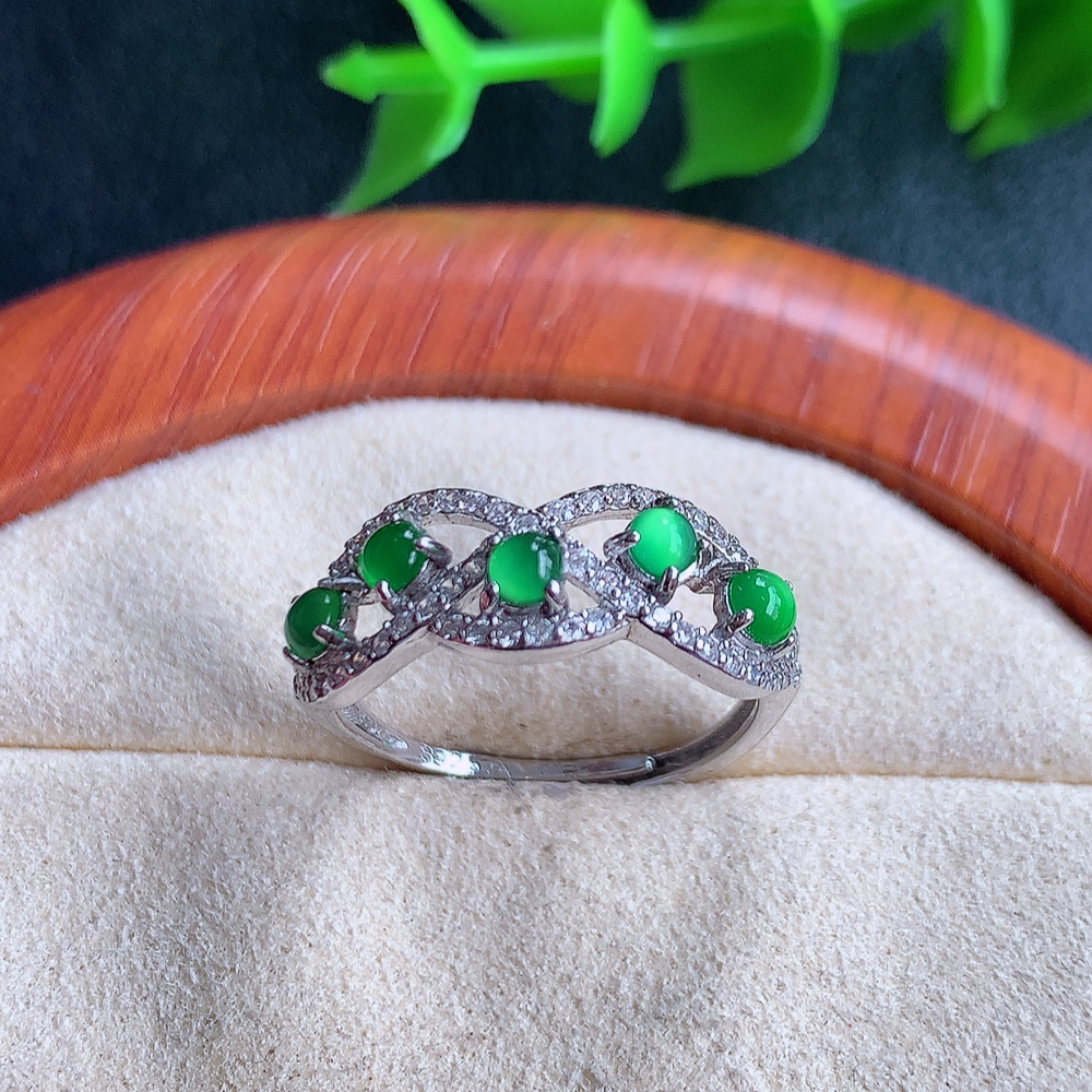 冰满绿精美蛋面翡翠戒指  玉质细腻  冰清玉润  飘花灵动  颜色漂亮  W481.16  内径尺寸