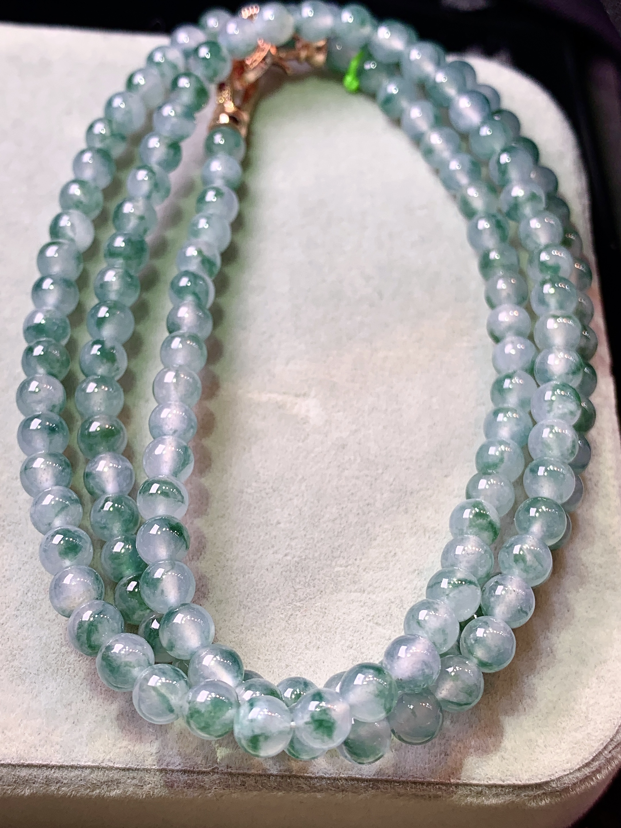 冰飘花圆珠项链 玉质细腻 色泽艳丽清新 水润亮眼 整体尺寸4.5 c5