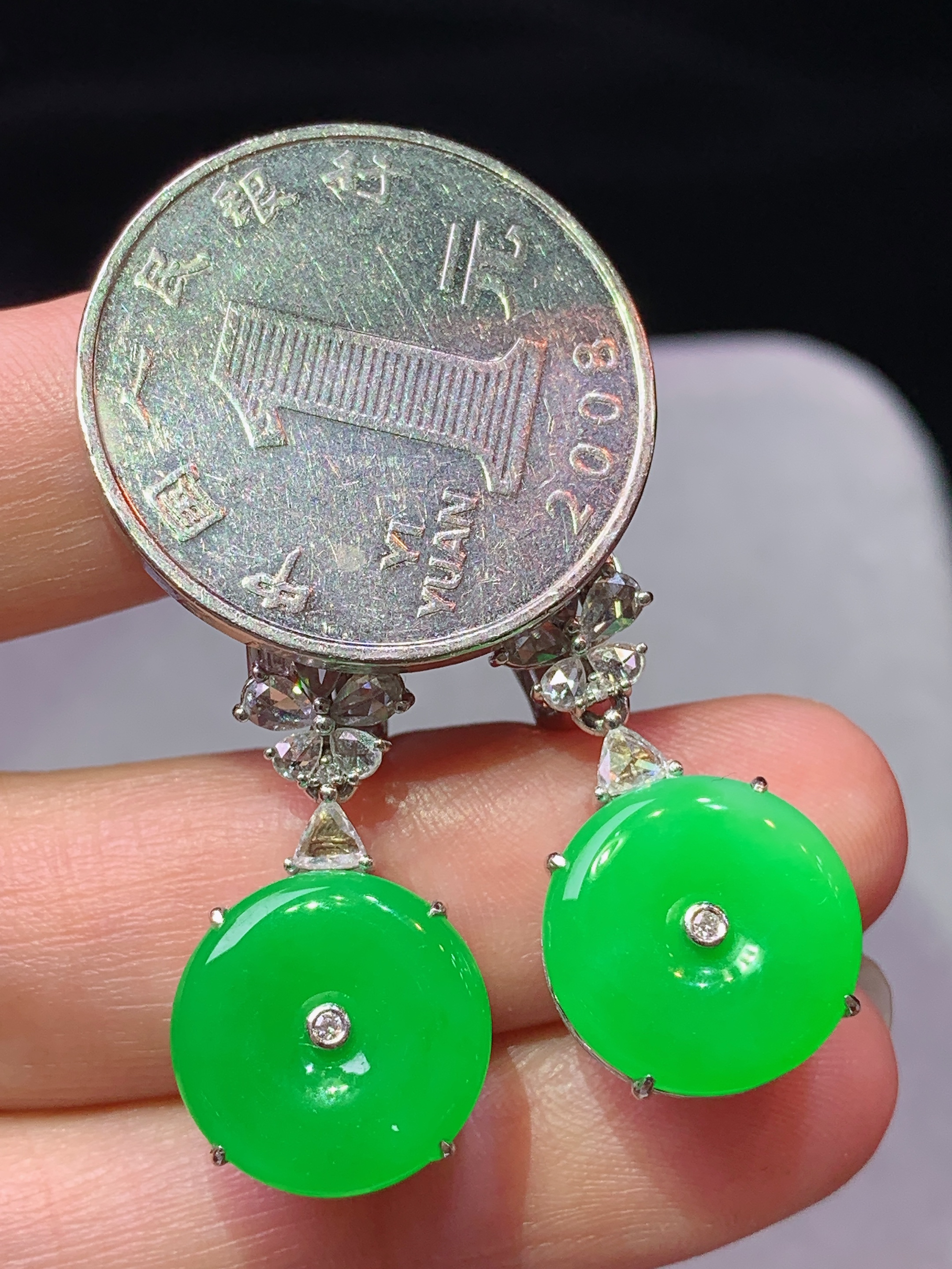 18k金钻镶嵌阳绿平安扣耳坠 玉质细腻 色泽艳丽清新 水润亮眼 整体尺寸28*13.2*5.8g1