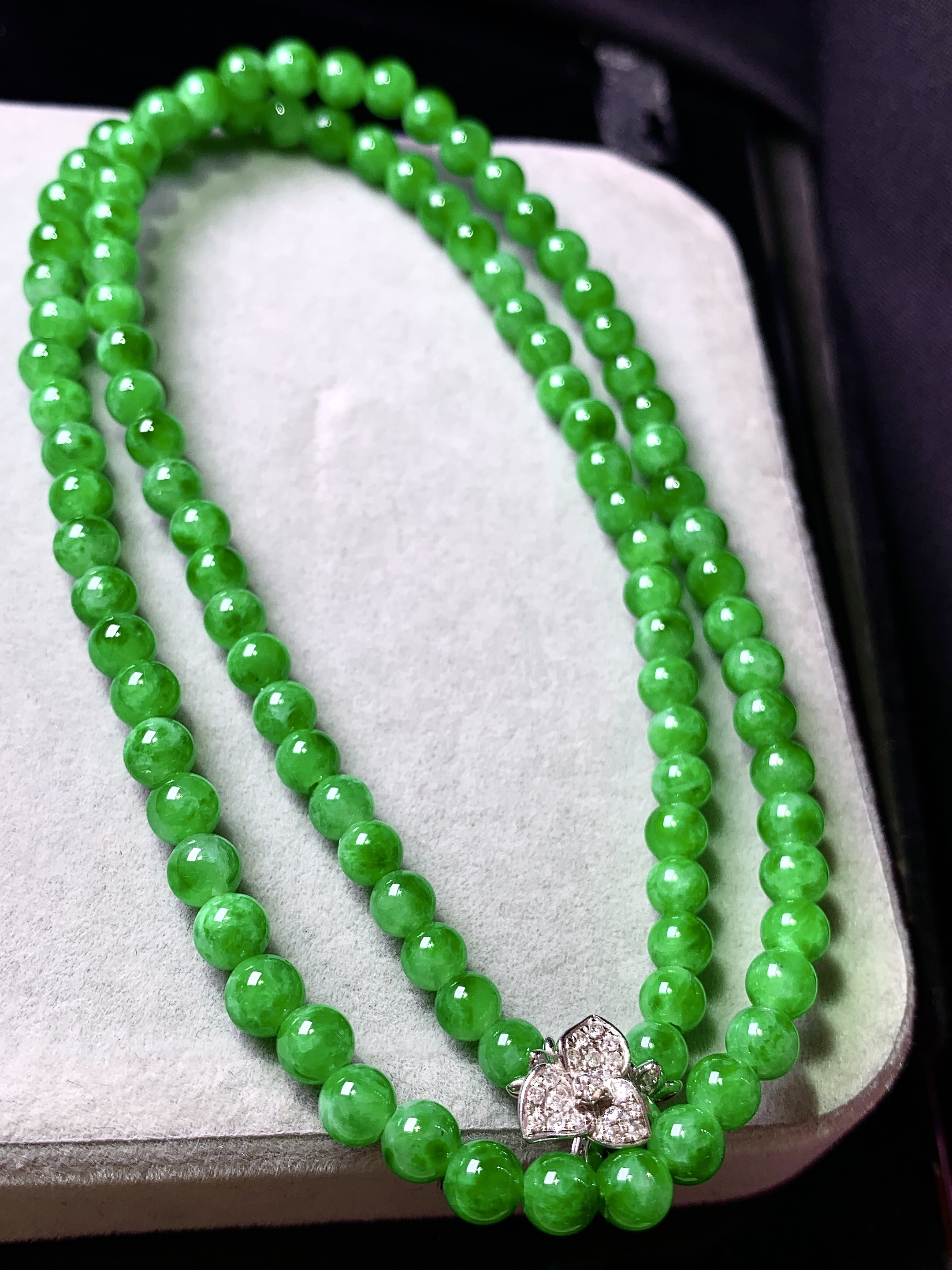 阳绿圆珠项链 玉质细腻 色泽艳丽清新 水润亮眼 整体尺寸4.5m5