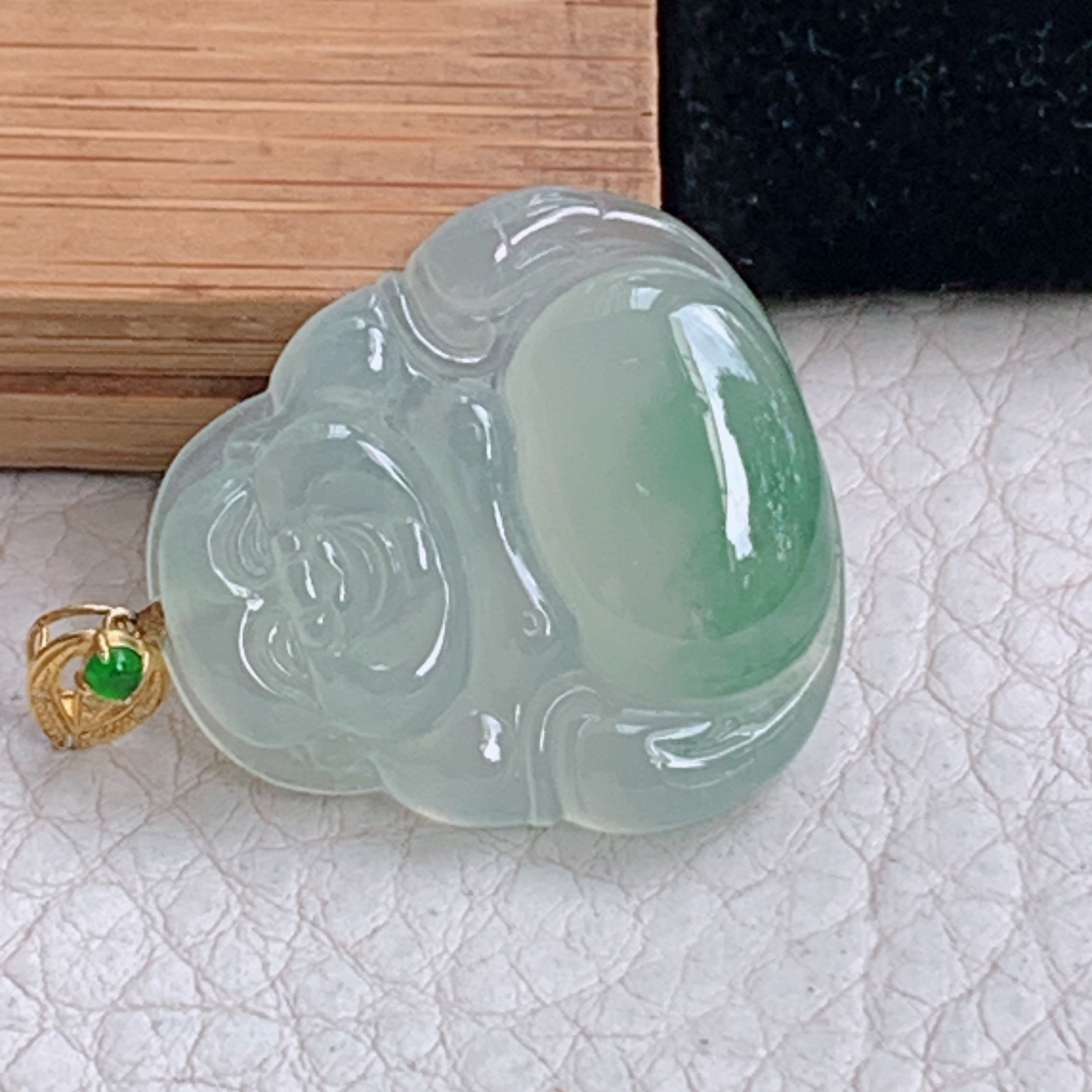 zz3实拍25*23.8*5天然缅甸翡翠冰种佛公吊坠 镶金扣精雕弥勒佛一刀切