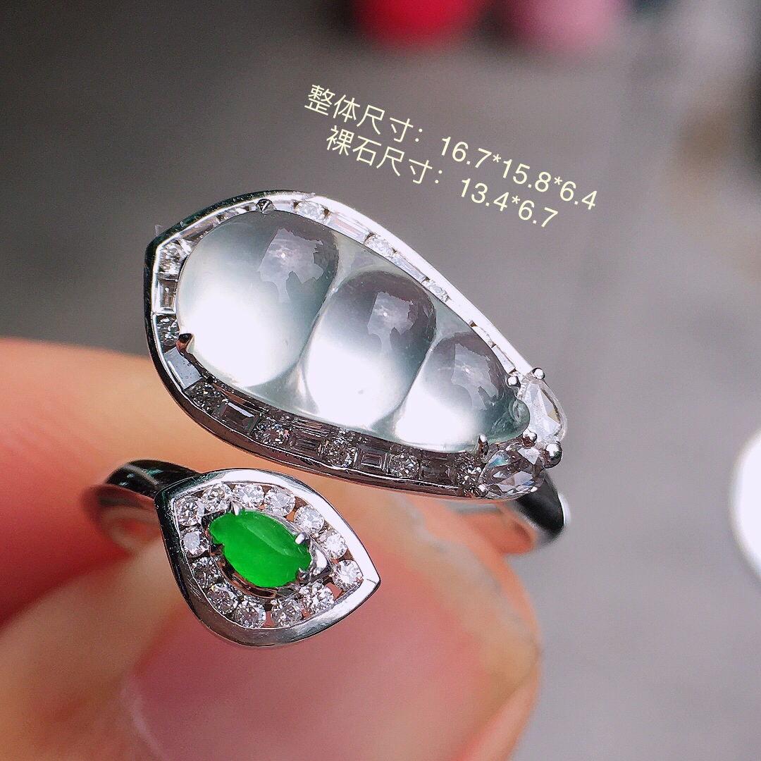 冰种福豆戒指，玉质细腻，荧光感超
强，饱满圆润，尽显优雅气质，18k
金豪华镶嵌