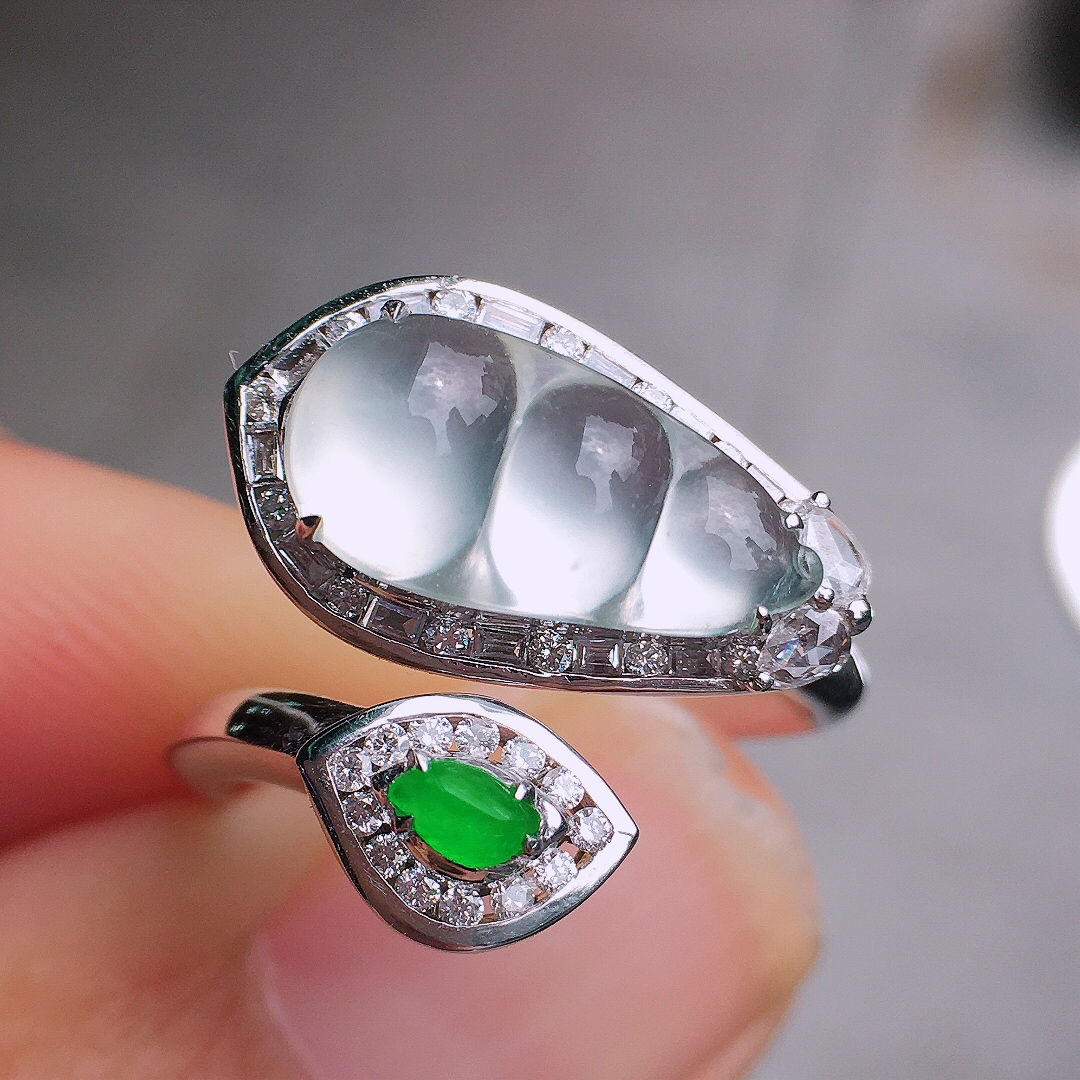 冰种福豆戒指，玉质细腻，荧光感超
强，饱满圆润，尽显优雅气质，18k
金豪华镶嵌