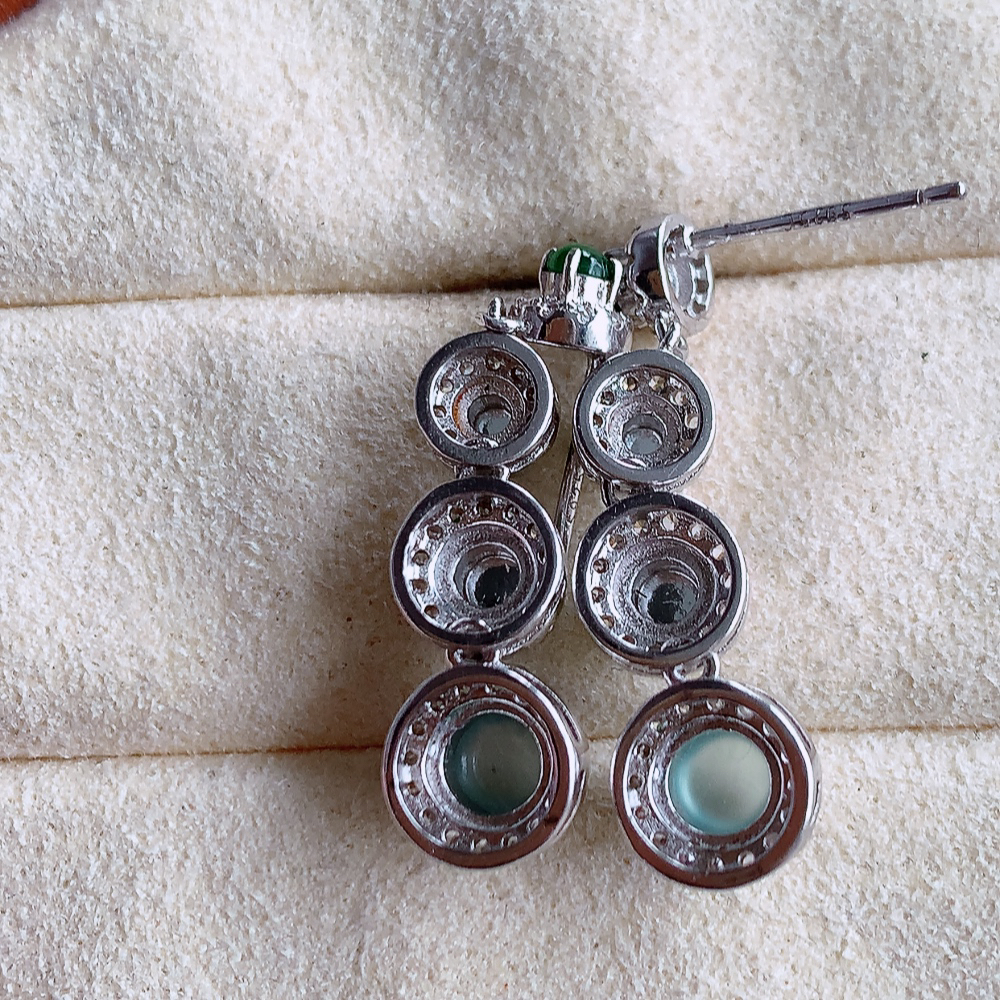 冰满绿翡翠925银镶嵌耳坠，自然光实拍，翠色灵动，颜色漂亮，种老水足，品相佳，佩戴佳品！W815.16  取一整体尺寸：27-7.3-6.5mm  裸石尺寸：4.8mm