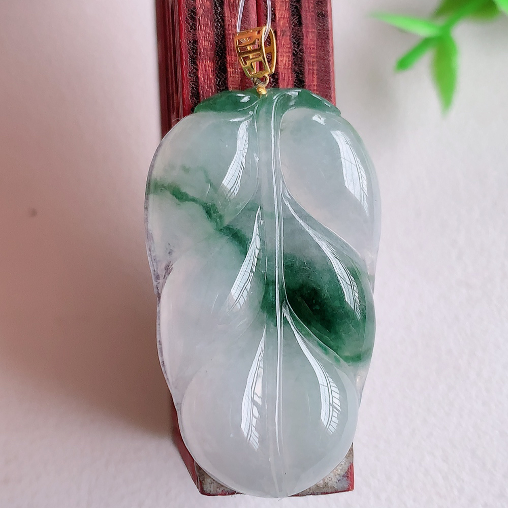 18k金扣冰润飘花金枝玉叶翡翠吊坠  老种起胶感  飘花灵动  寓意“金枝玉叶，大业有成，一夜成名”  饱满大气，水润通透。W49.16 尺寸：35.8-21-5.5mm