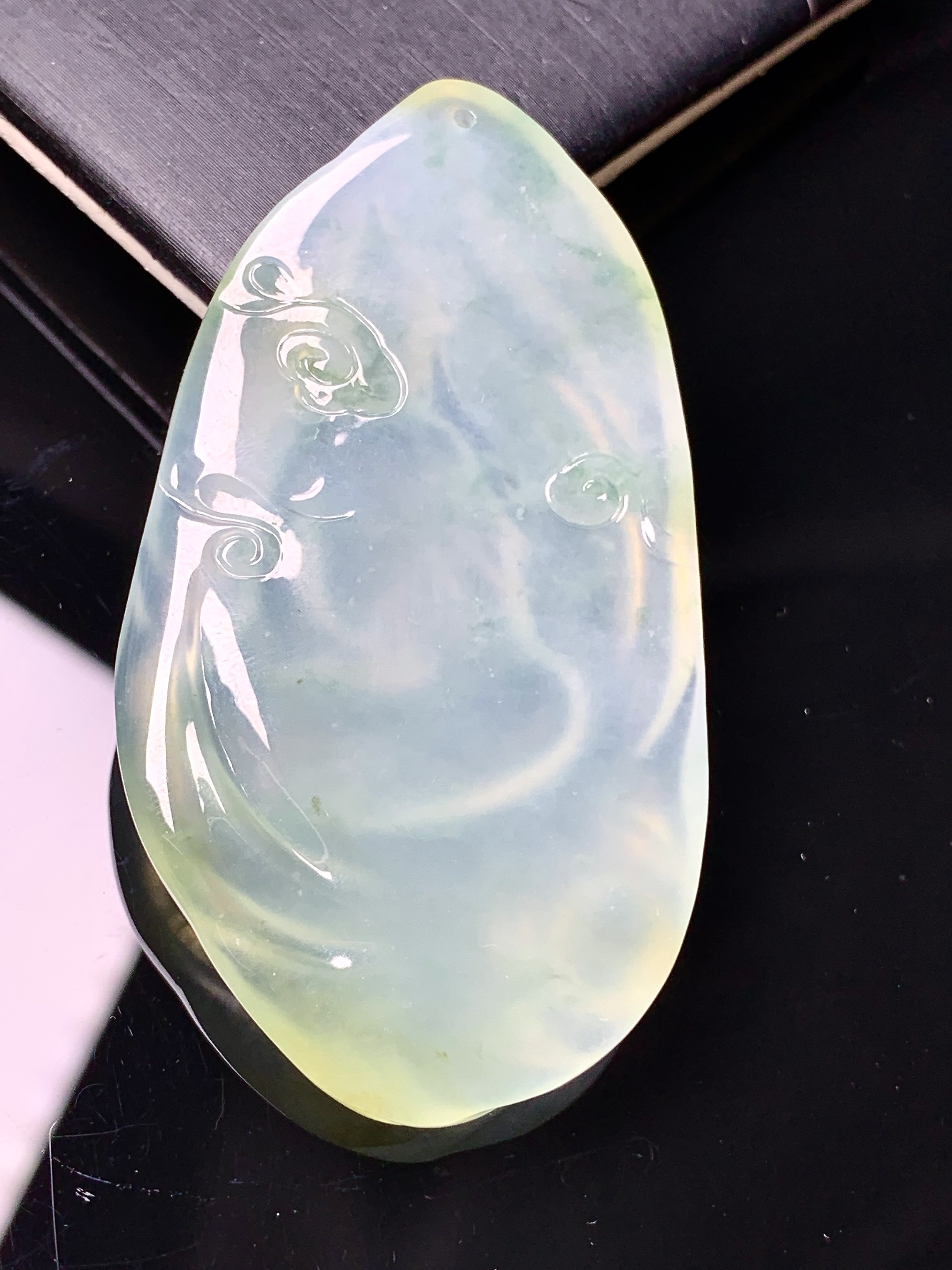 飘冰黄翡观音菩萨吊坠 玉质细腻 色泽艳丽清新 水润亮眼 整体尺寸57*31.3*5.5x7