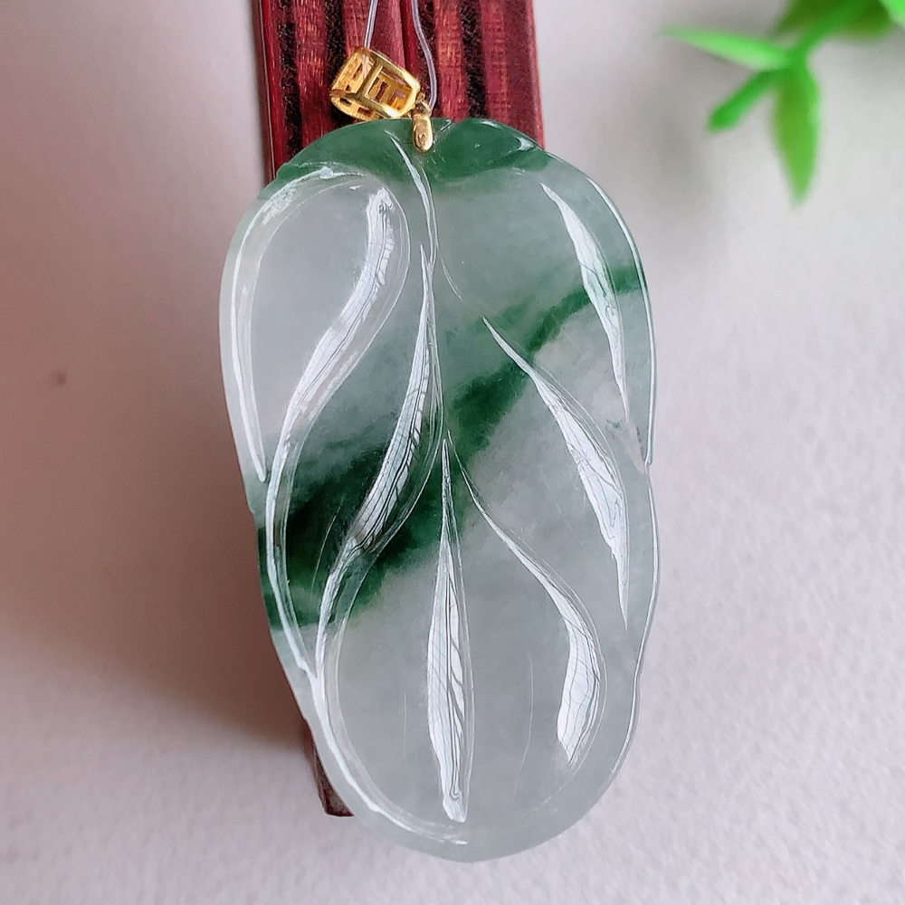 18k金扣冰润飘花金枝玉叶翡翠吊坠  老种起胶感  飘花灵动  寓意“金枝玉叶，大业有成，一夜成名”  饱满大气，水润通透。W49.16 尺寸：35.8-21-5.5mm