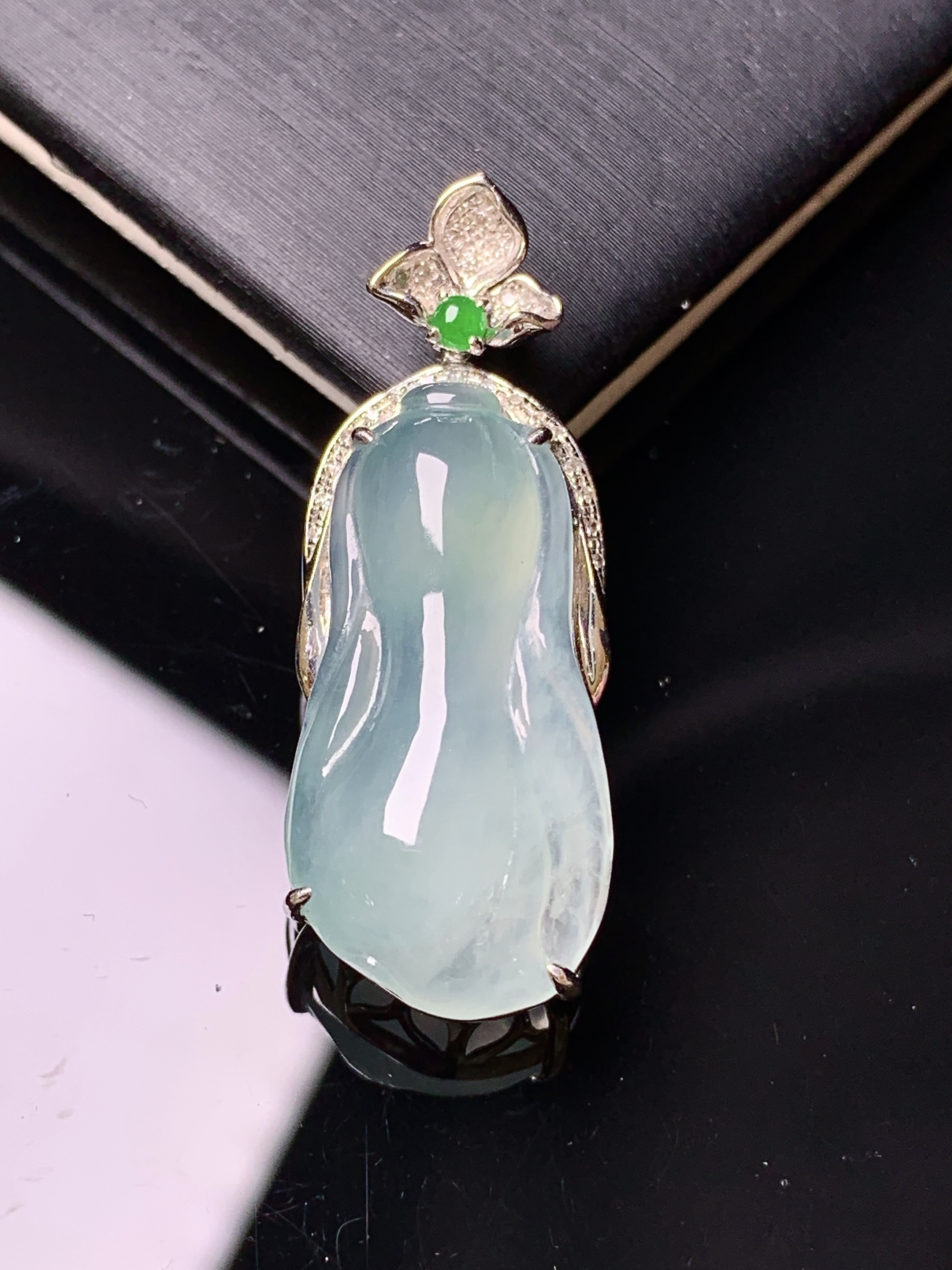 18k金钻镶嵌冰种白菜吊坠 玉质细腻 色泽艳丽清新 水润亮眼 整体尺寸33.5*12.7*8.2t1