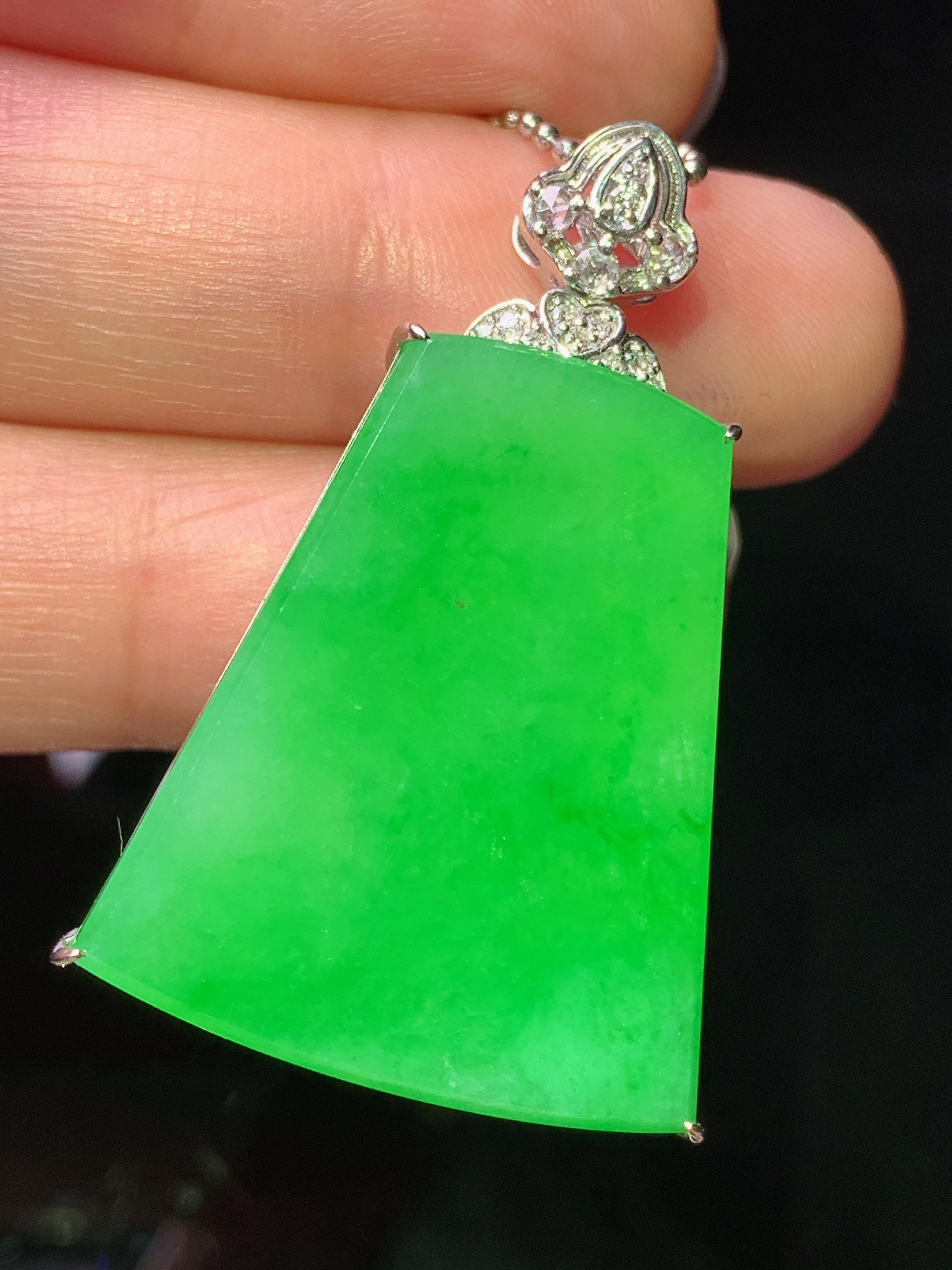 18k金钻镶嵌阳绿无事牌吊坠 玉质细腻 色泽艳丽清新 水润亮眼 整体尺寸37.2*22.5*10y1