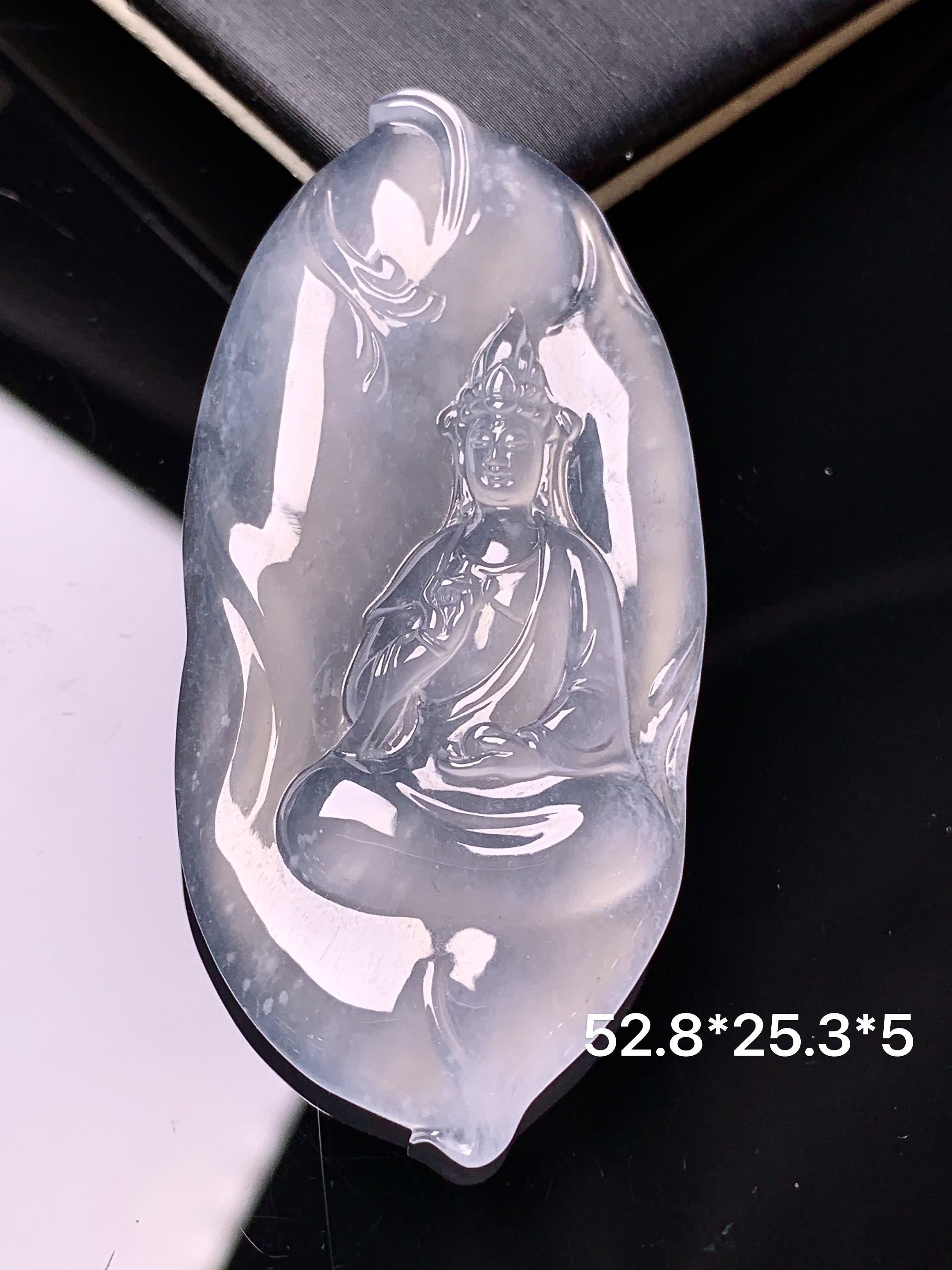 冰种观音菩萨吊坠 玉质细腻 色泽艳丽清新 水润亮眼 整体尺寸52.8*25.3*5x7