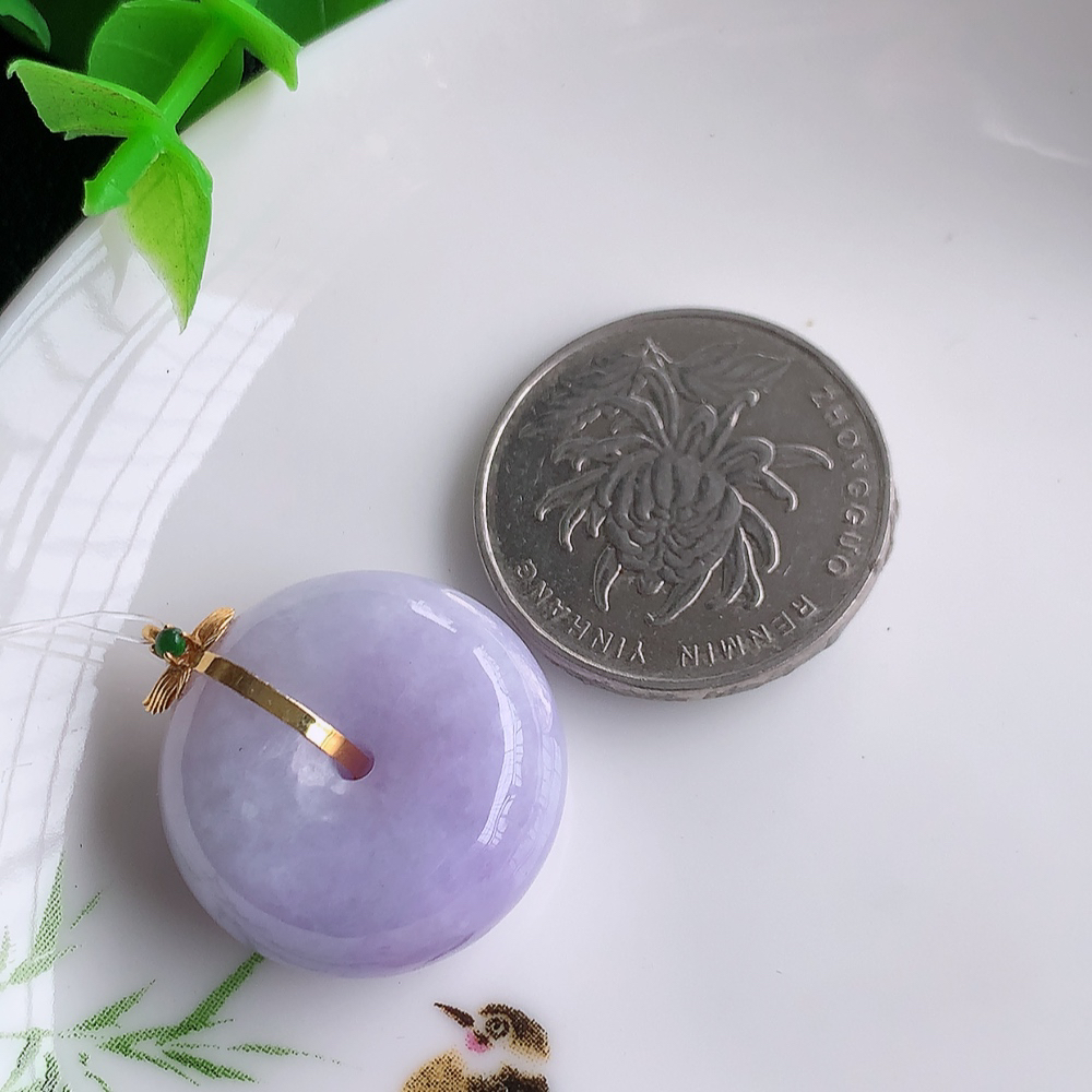 18k金冰润紫罗兰平安扣吊坠，厚装饱满，冰润剔透，细腻水足，种质润泽，飘花灵动，佩戴优雅大气，W49.16   整体尺寸：26-22.3-11mm   裸石尺寸：22.3-11mm