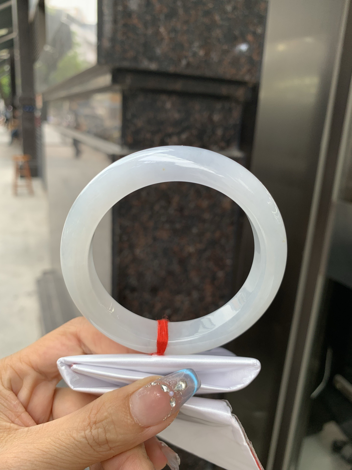 淡紫正圈，无暇。底妆干净细腻，胶感十足，淡淡的紫韵如烟似雾，意境飘渺