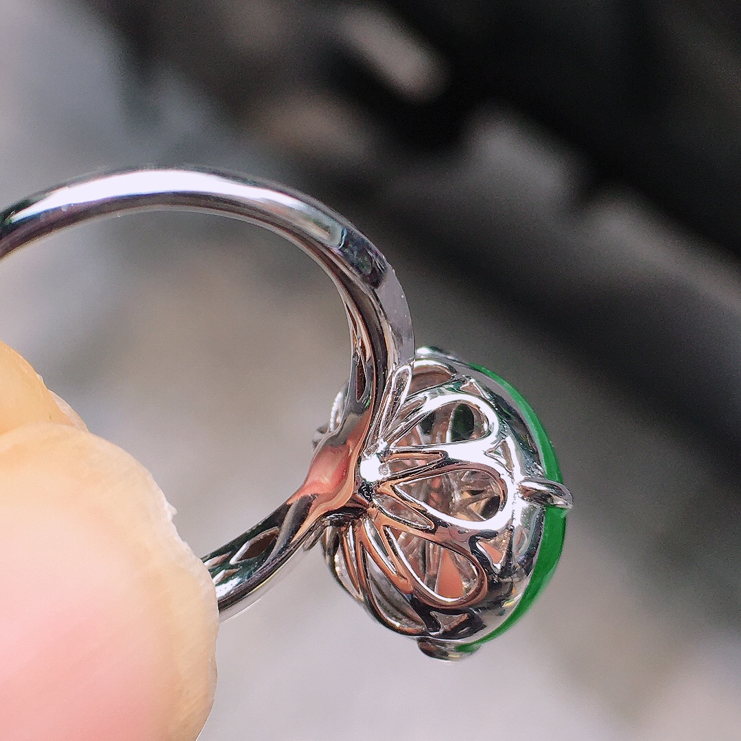 阳绿蛋面戒指，色泽均匀艳丽，玉质细腻，荧光感超
强，饱满圆润，尽显优雅气质，18k
金豪华镶嵌