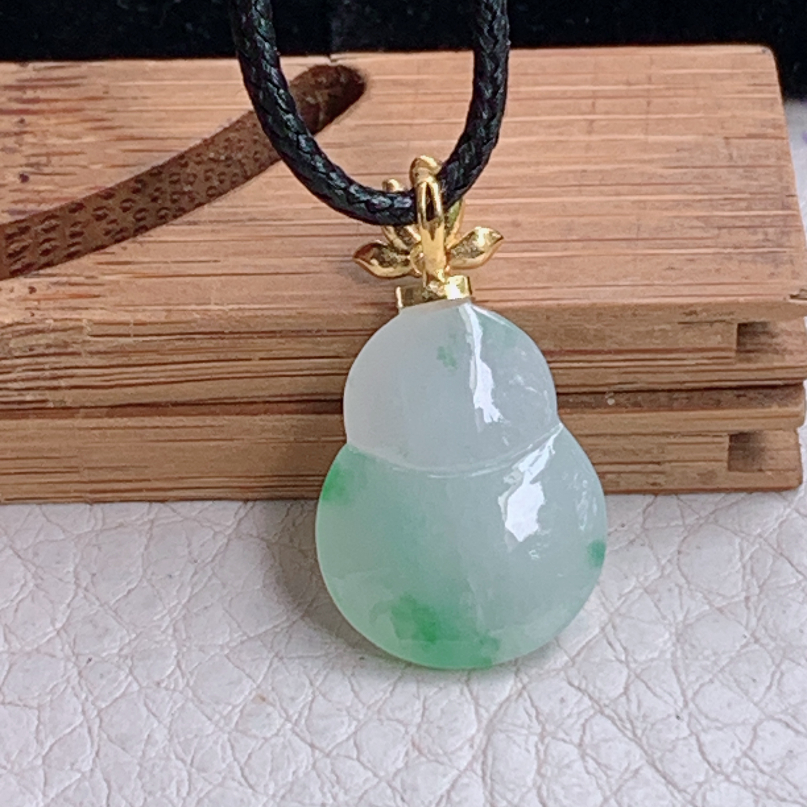 zz3实拍连金25.8*14.5*5.3天然缅甸翡翠冰飘阳绿花胡芦吊坠 镶金福禄锁骨坠