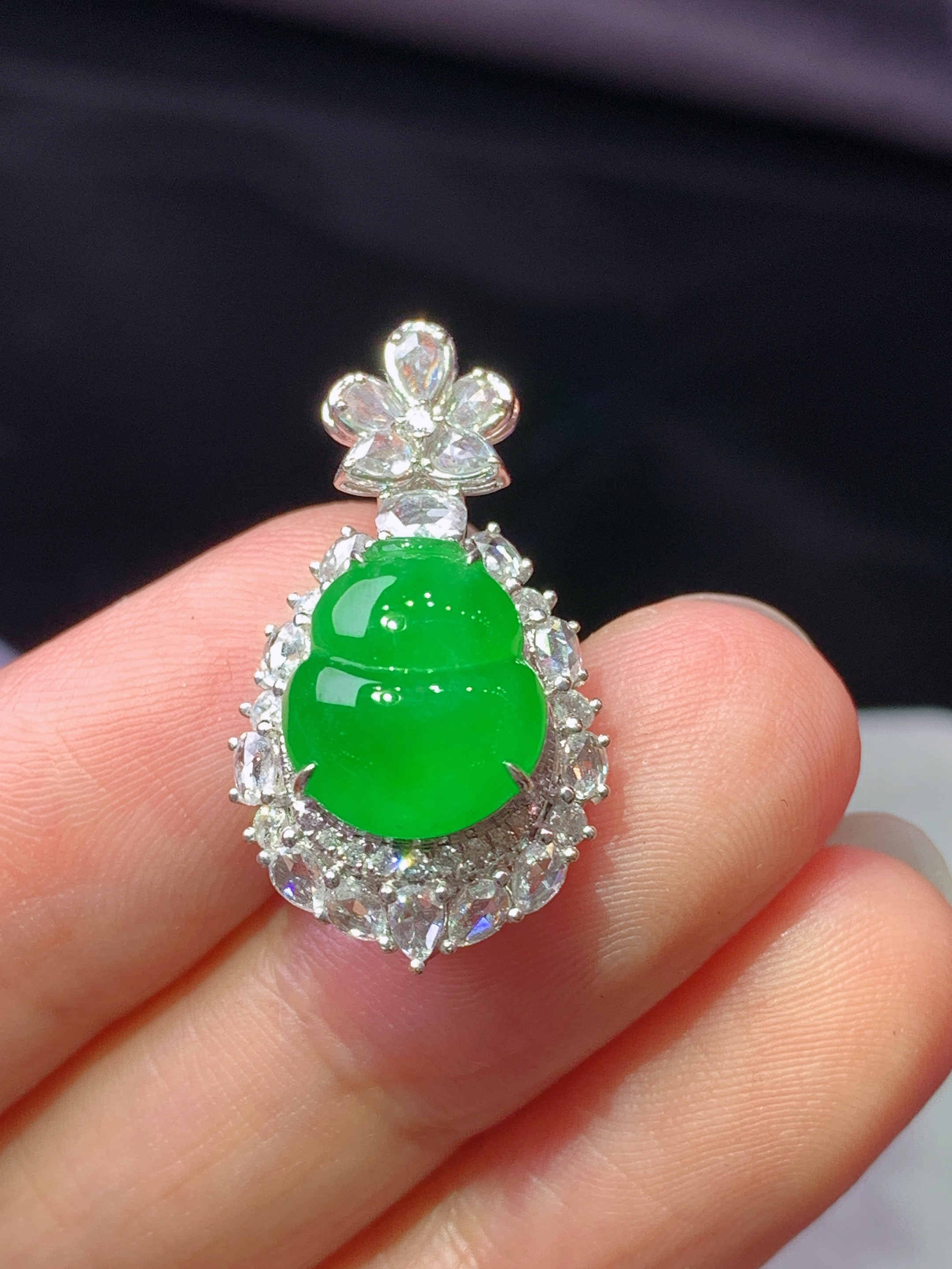 18k金钻镶嵌冰阳绿葫芦项链吊坠两用款 玉质细腻 色泽艳丽清新 水润亮眼 整体尺寸25.8*14.3*11.3L3