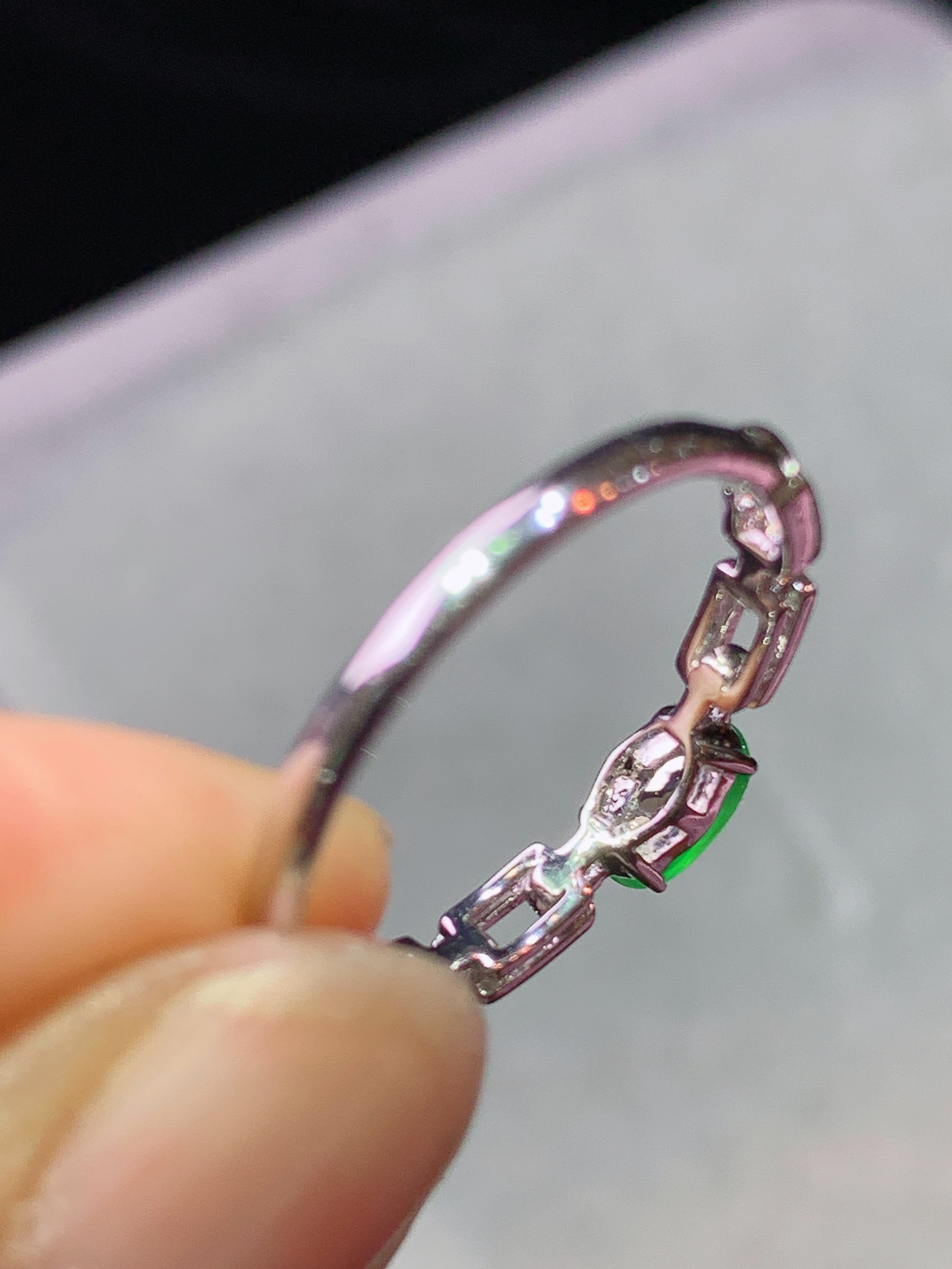 18k金钻镶嵌冰阳绿蛋面戒指 玉质细腻 色泽艳丽清新 水润亮眼 圈口14.5 裸石尺寸6*3.5*2.2m3