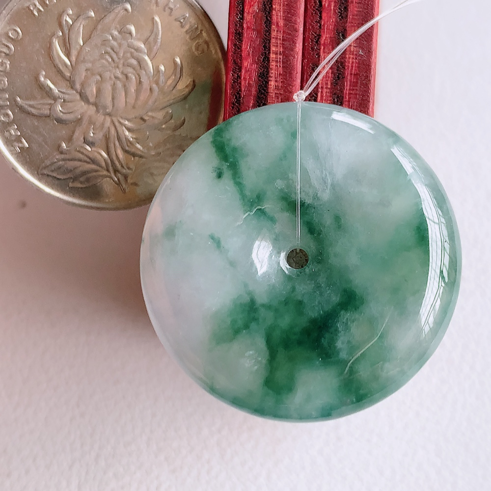 冰润飘花平安扣吊坠，厚装饱满，冰润剔透，细腻水足，种质润泽，飘花灵动，佩戴优雅大气，W49.16   尺寸：28-6mm