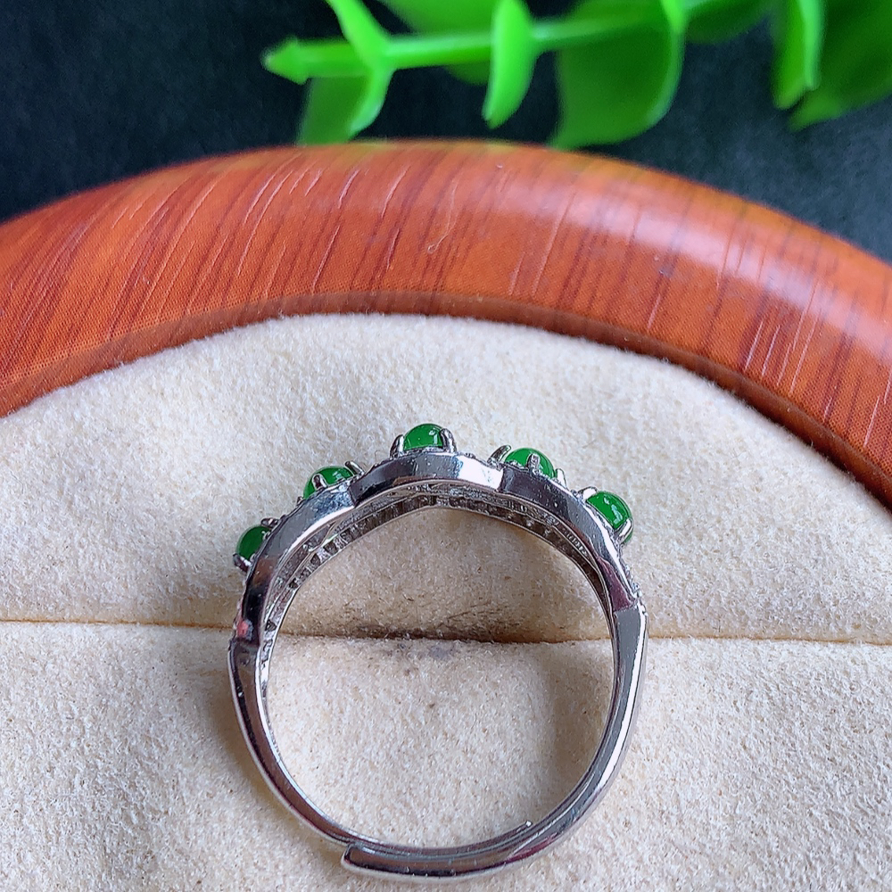 冰满绿精美蛋面翡翠戒指  玉质细腻  冰清玉润  飘花灵动  颜色漂亮  W481.16  内径尺寸