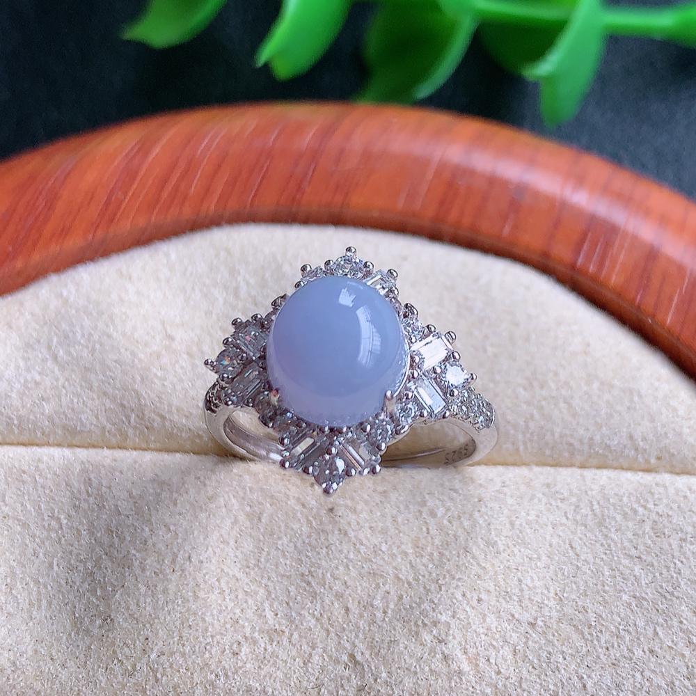 冰紫罗兰精美蛋面翡翠戒指  玉质细腻  冰清玉润  飘花灵动  颜色漂亮  W815.16  内径尺寸：16-15.3-8.8mm  裸石尺寸：8.2-7.5mm