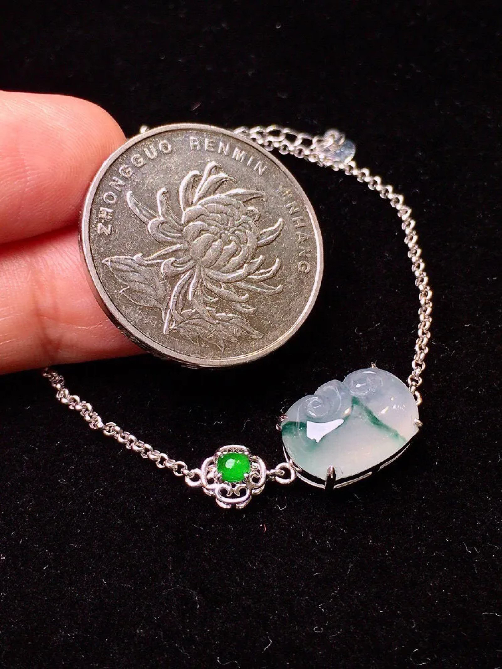 18K金镶嵌飘绿如意手链 玉质细腻 水润透亮 款式新颖时尚唯美 搭配绿色小蛋面 周长180裸石尺寸 13.7*9.3*4.2m