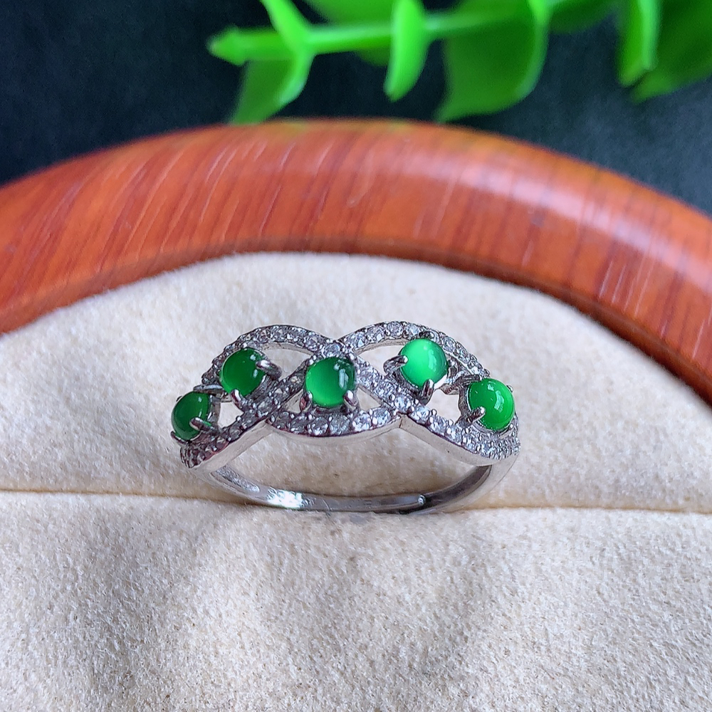 冰满绿精美蛋面翡翠戒指  玉质细腻  冰清玉润  飘花灵动  颜色漂亮  W481.16  内径尺寸：17.5-7.7-3.6mm  裸石尺寸：2.5mm