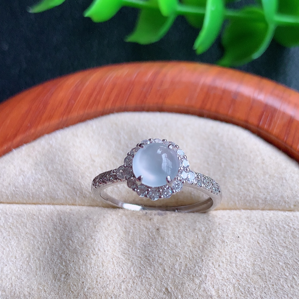 冰精美蛋面翡翠戒指  玉质细腻  冰清玉润  飘花灵动  颜色漂亮  W815.16  内径尺寸：1