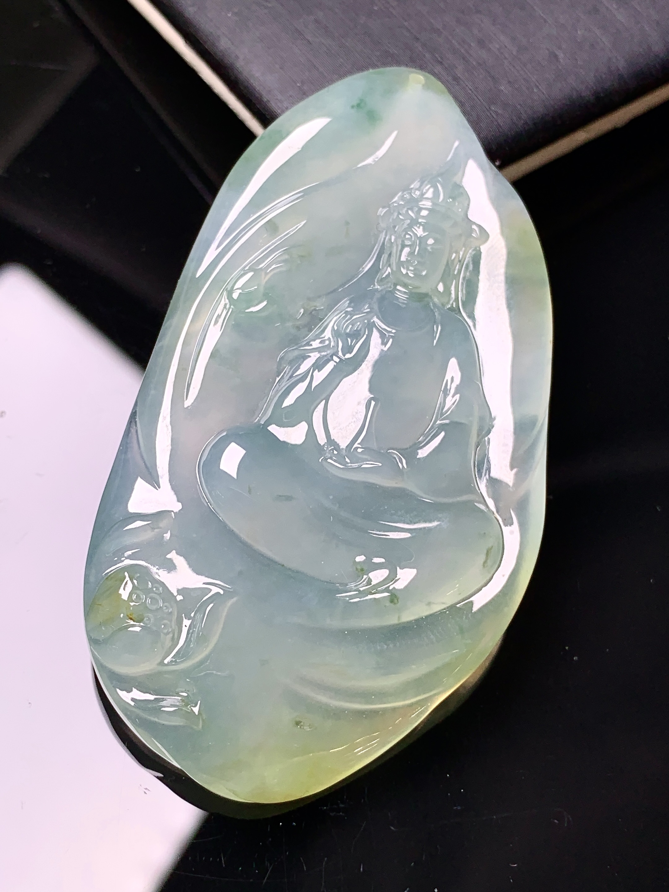 飘冰黄翡观音菩萨吊坠 玉质细腻 色泽艳丽清新 水润亮眼 整体尺寸57*31.3*5.5x7