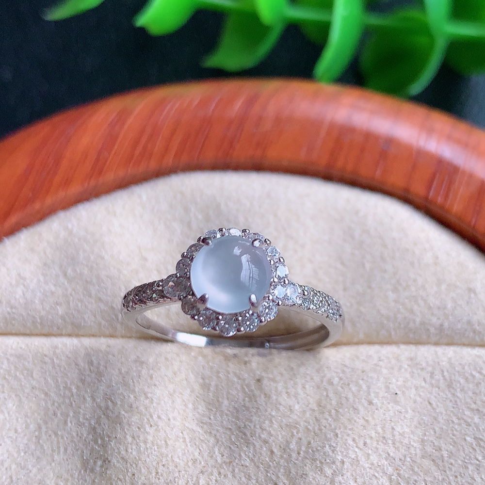 冰精美蛋面翡翠戒指  玉质细腻  冰清玉润  飘花灵动  颜色漂亮  W815.16  内径尺寸：17.5-9-6.6mm  裸石尺寸：6mm