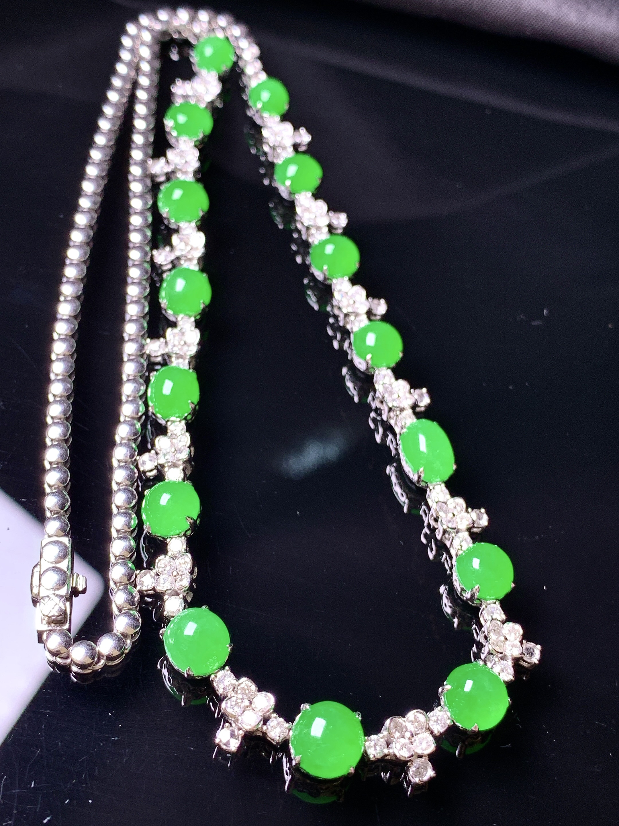 18k金钻镶嵌冰阳绿蛋面项链 玉质细腻 色泽艳丽清新 水润亮眼 整体尺寸6.3*3.5g1