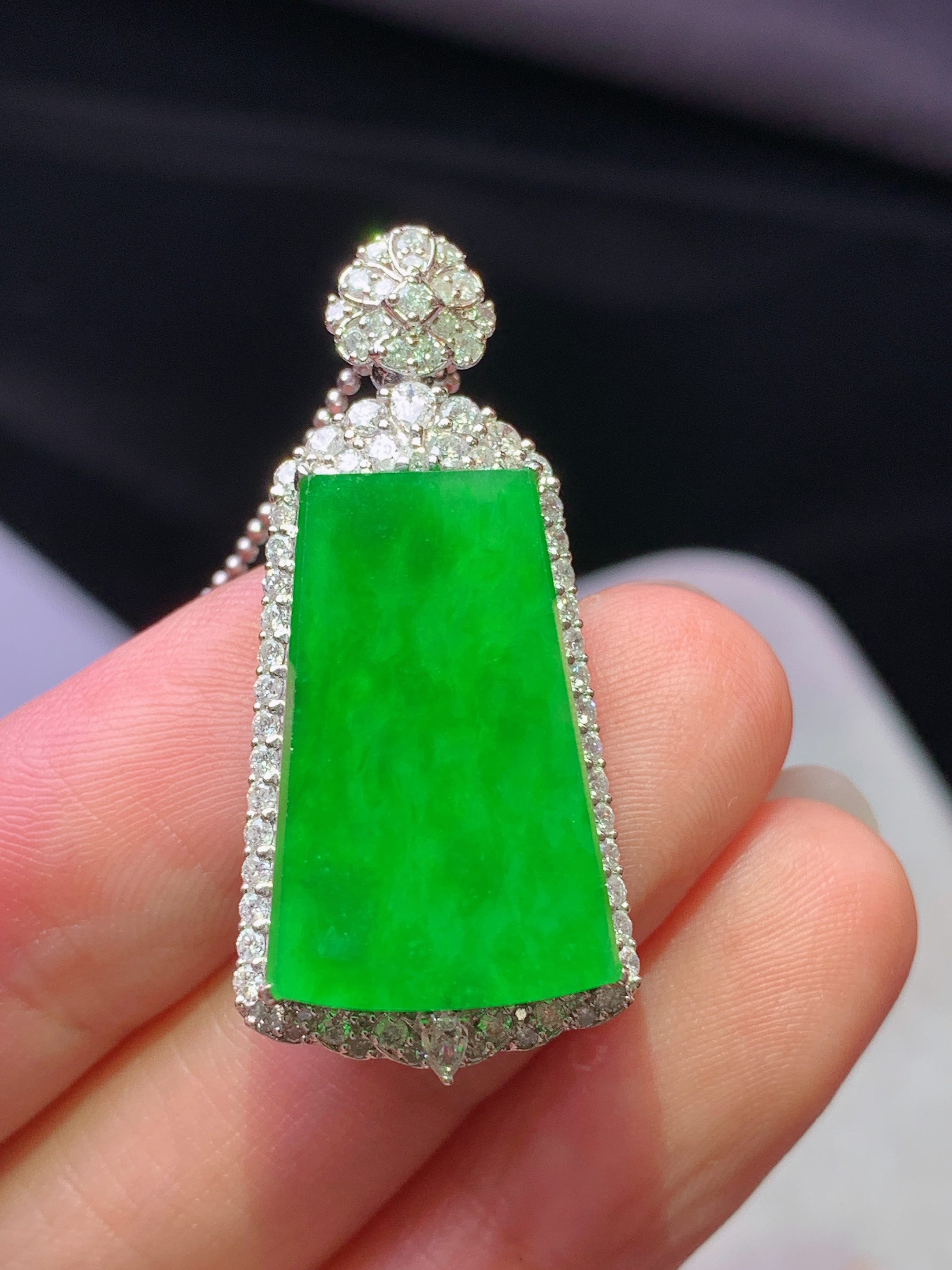 18k金钻镶嵌阳绿无事牌吊坠 玉质细腻 色泽艳丽清新 水润亮眼 整体尺寸35.6*16*7.7t1