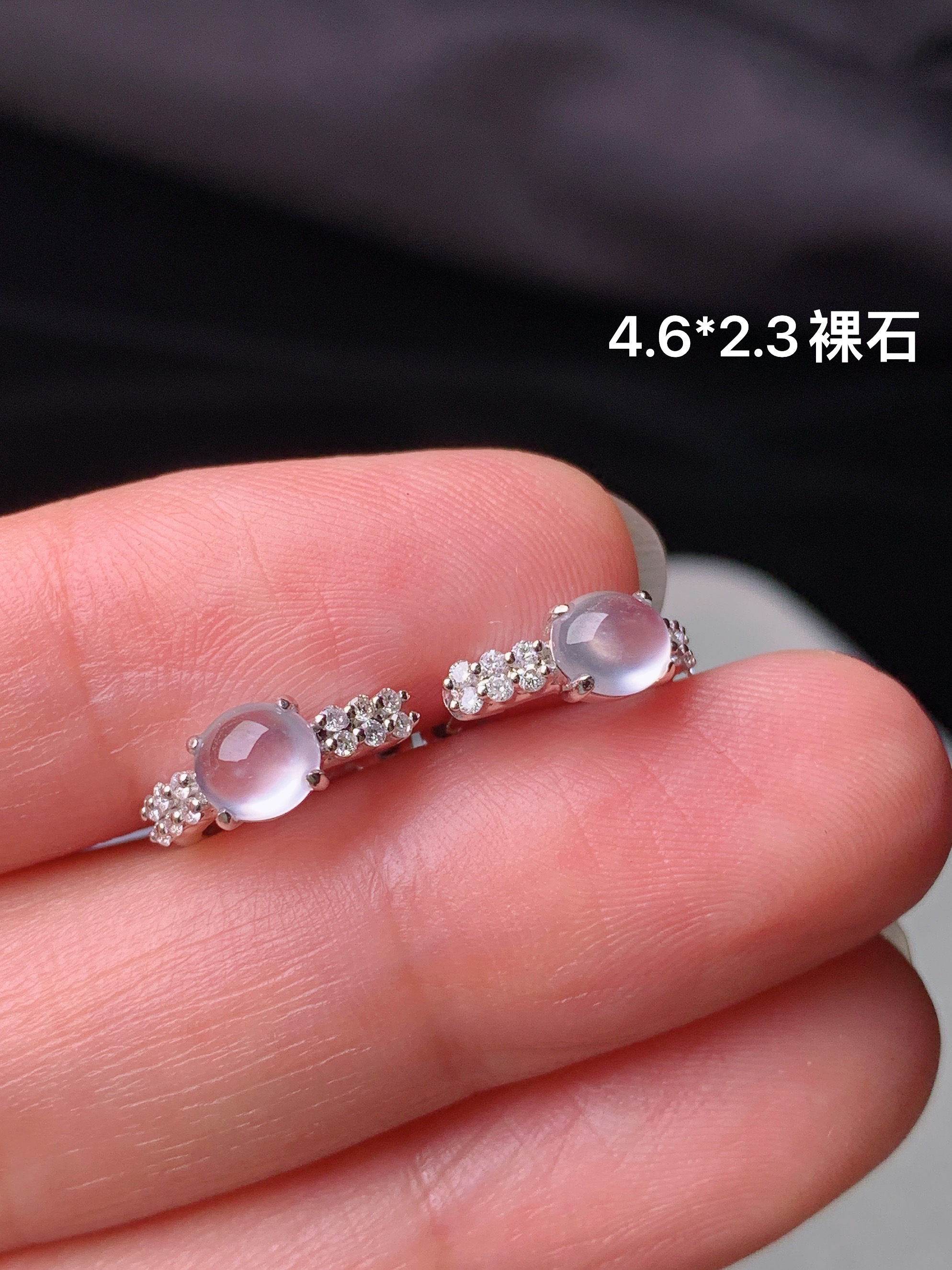 18k金钻镶嵌冰种蛋面耳钉 玉质细腻 色泽艳丽清新 水润亮眼 裸石尺寸4.6*2.3m3