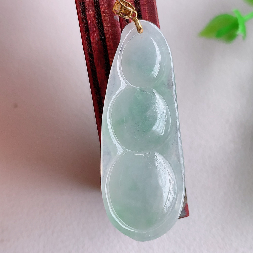 18k金扣冰润福豆翡翠挂件，老种飘花  冰清玉洁  胶感十足  寓意“四季平安，福气满满”颜色鲜艳，清新自然，饱满通透   W49.16  尺寸：37-14.3-6.2mm