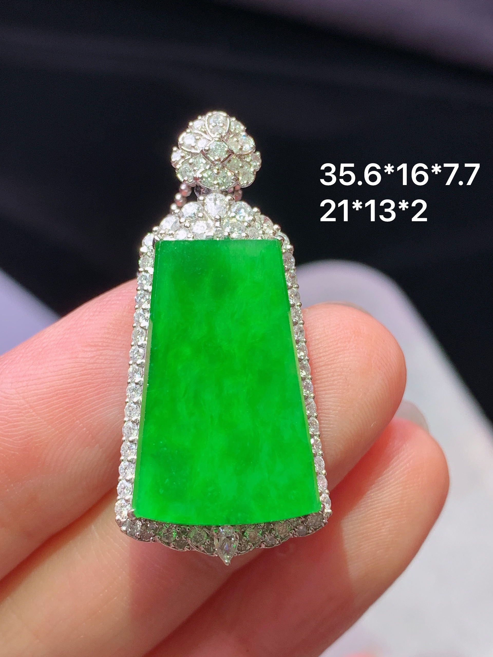 18k金钻镶嵌阳绿无事牌吊坠 玉质细腻 色泽艳丽清新 水润亮眼 整体尺寸35.6*16*7.7t1