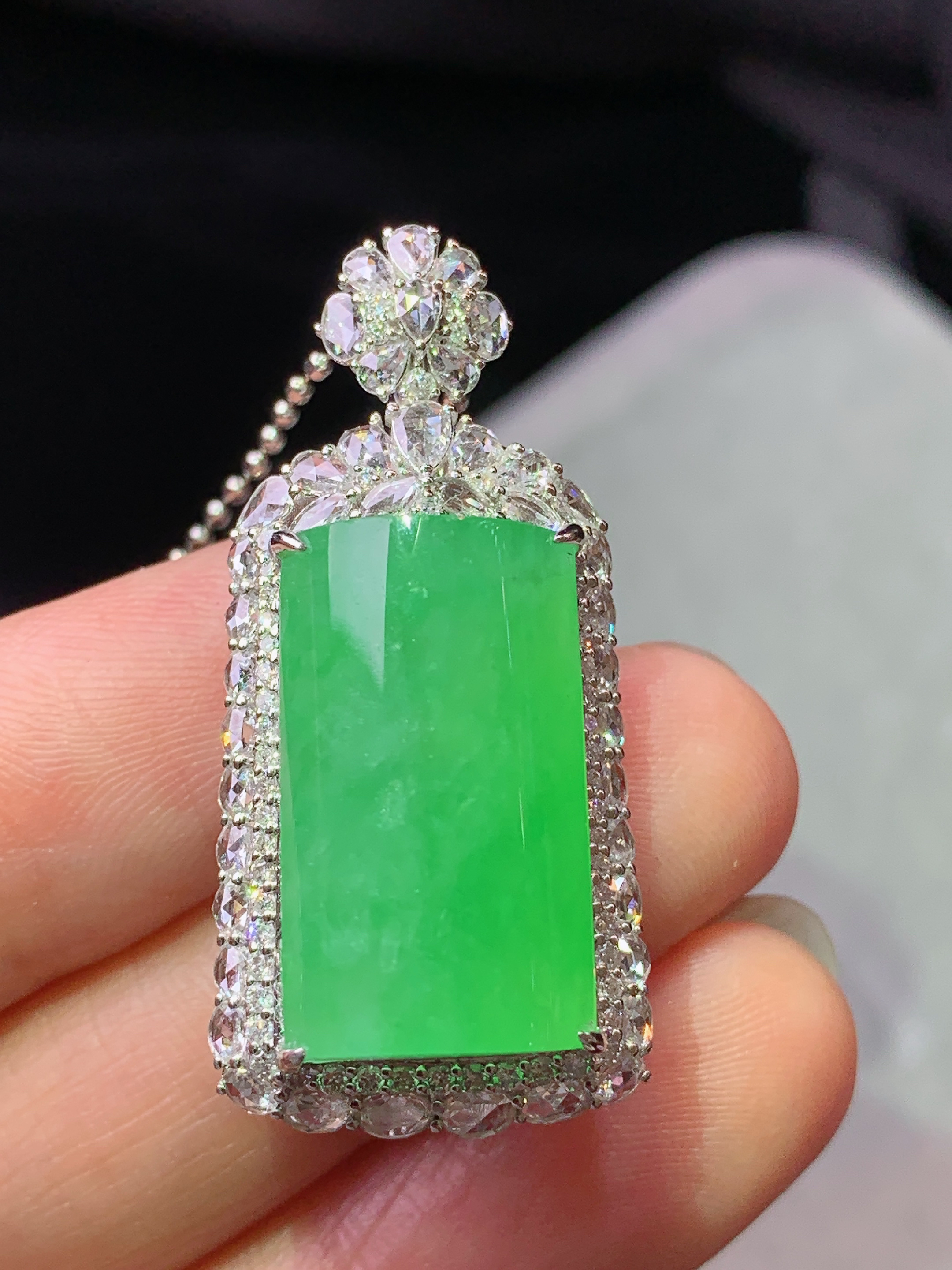 18k金钻镶嵌冰阳绿玉柱吊坠 玉质细腻 色泽艳丽清新 水润亮眼 整体尺寸36*17*12.3m3