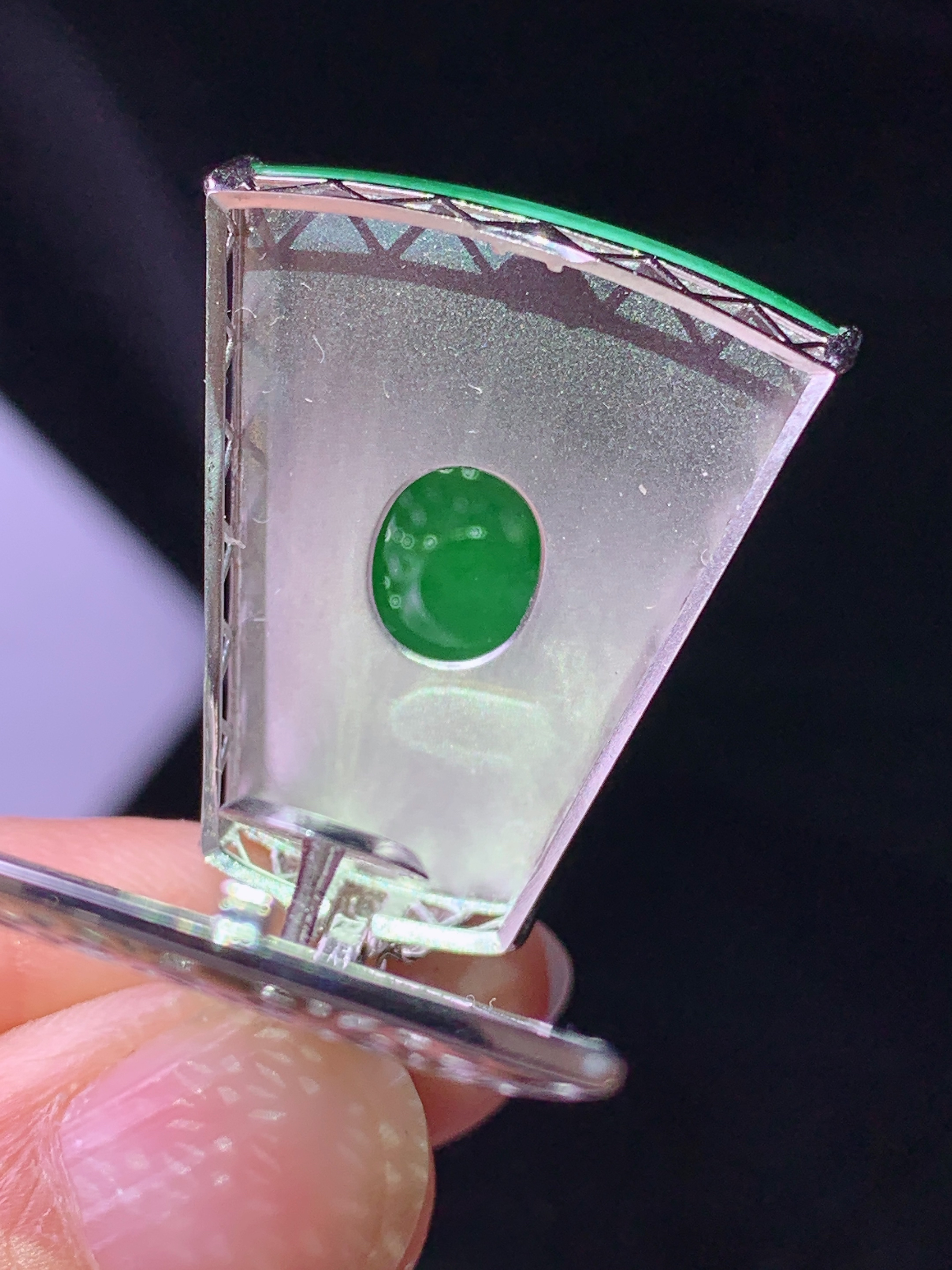 18k金钻镶嵌阳绿无事牌吊坠 玉质细腻 色泽艳丽清新 水润亮眼 整体尺寸37.2*22.5*10y1