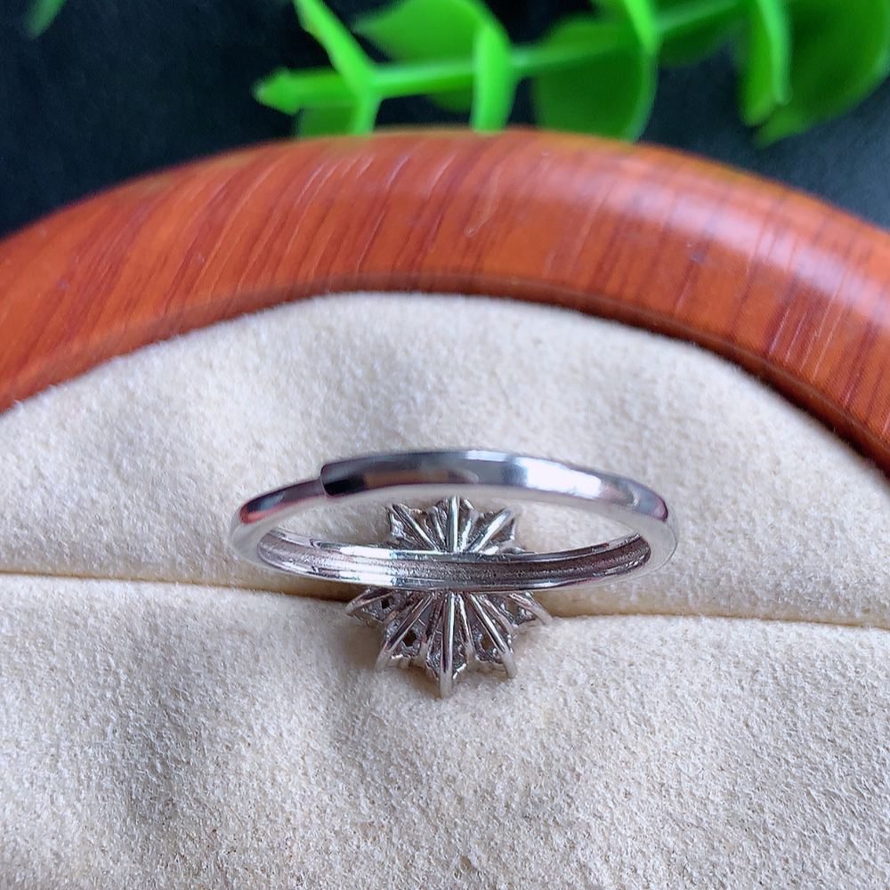 冰满绿精美翡翠蛋面戒指  玉质细腻  冰清玉润  飘花灵动  颜色漂亮  W481.16  内径尺寸：18-11.5-8.3mm  裸石尺寸：6-4.3mm