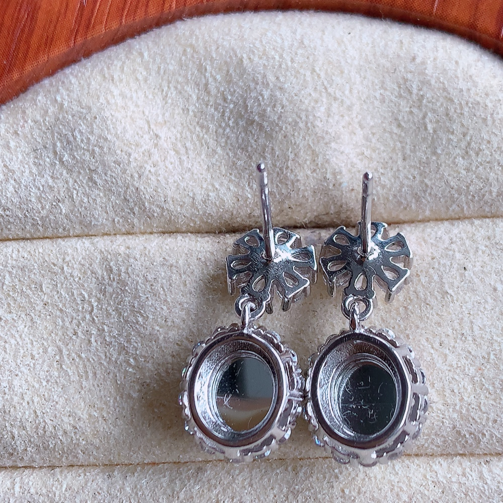 冰满绿翡翠925银镶嵌耳坠，自然光实拍，翠色灵动，颜色漂亮，种老水足，品相佳，佩戴佳品！W815.16  取一整体尺寸：19-9.3-5.8mm  裸石尺寸：7.8-5.8mm