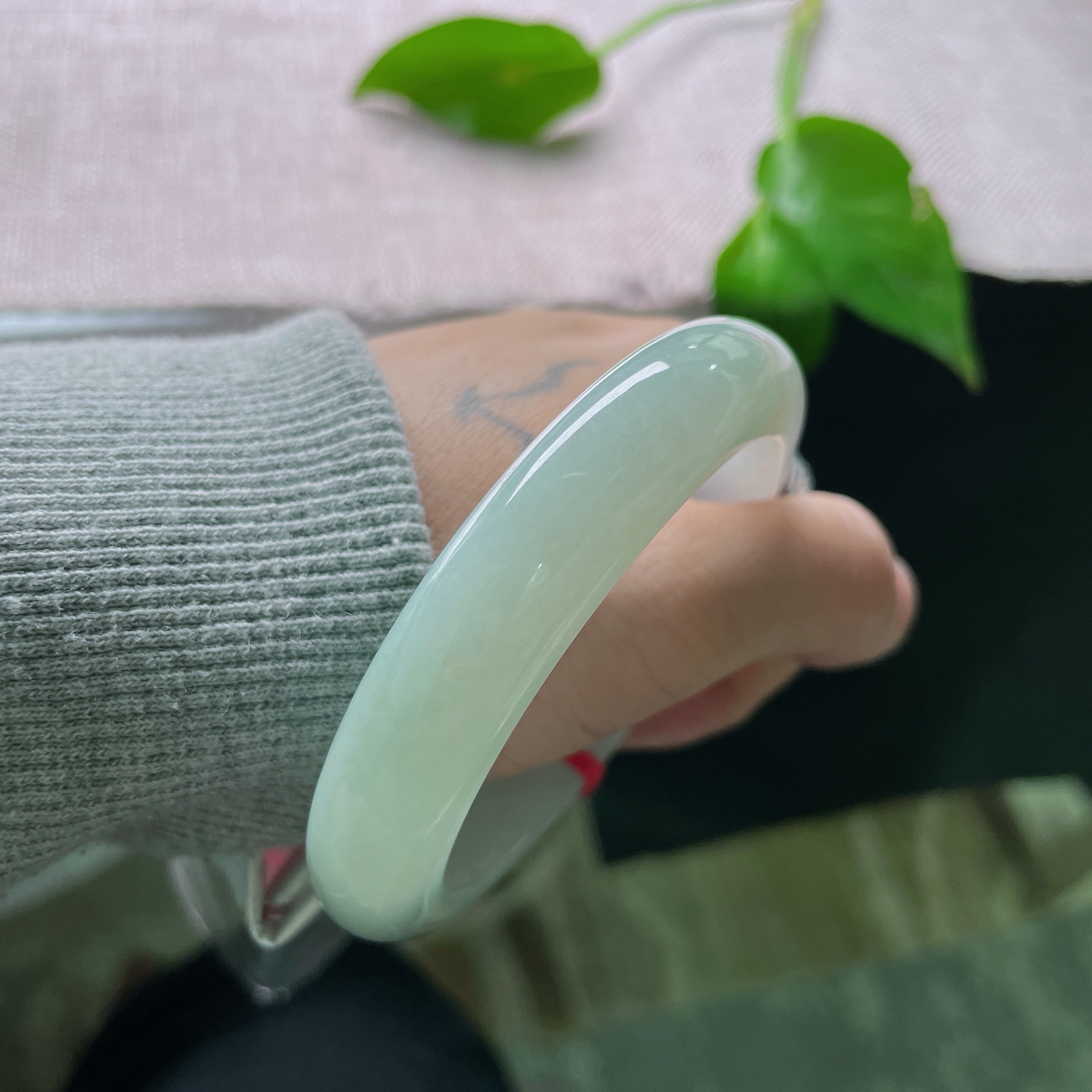 55.2/12.5/8.9，淡绿底正圈，水润细腻，种老，如沐春风，佩戴优雅端庄，ss50935a