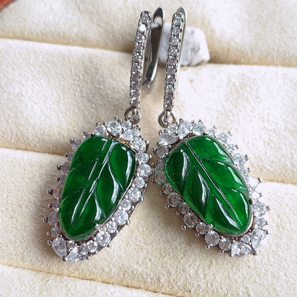 冰满绿翡翠925银镶嵌叶子耳坠，自然光实拍，翠色灵动，颜色漂亮，种老水足，品相佳，佩戴佳品！W481.16   取一整体尺寸：24.5-14-6.8mm  裸石尺寸：15.5-9mm