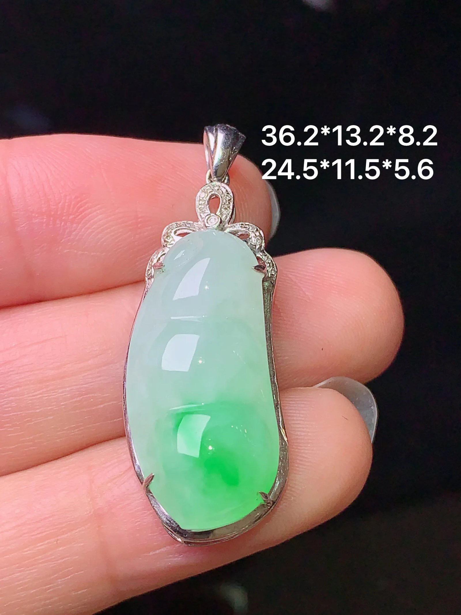 18k金钻镶嵌飘绿四季豆吊坠 玉质细腻 色泽艳丽 整体尺寸36.2*13.2*8.2m1