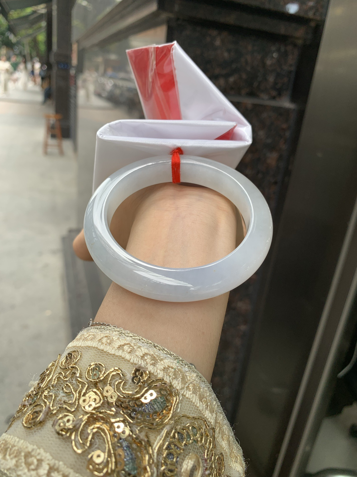 淡紫正圈，无暇。底妆干净细腻，胶感十足，淡淡的紫韵如烟似雾，意境飘渺