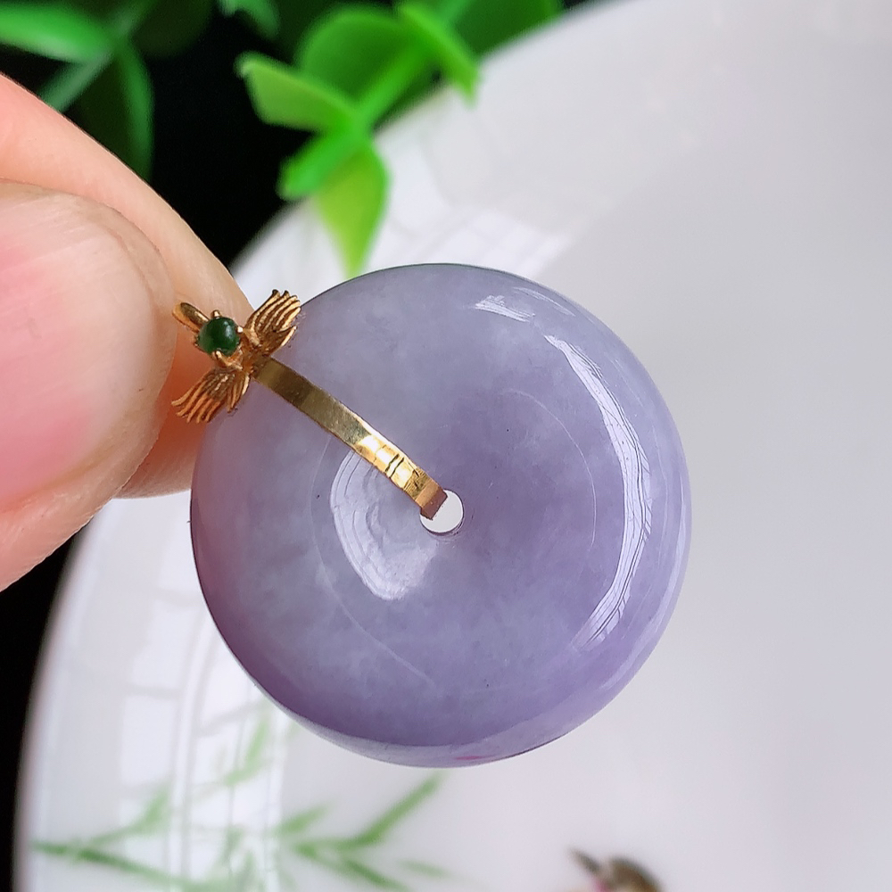 18k金冰润紫罗兰平安扣吊坠，厚装饱满，冰润剔透，细腻水足，种质润泽，飘花灵动，佩戴优雅大气，W49.16   整体尺寸：26-22.3-11mm   裸石尺寸：22.3-11mm