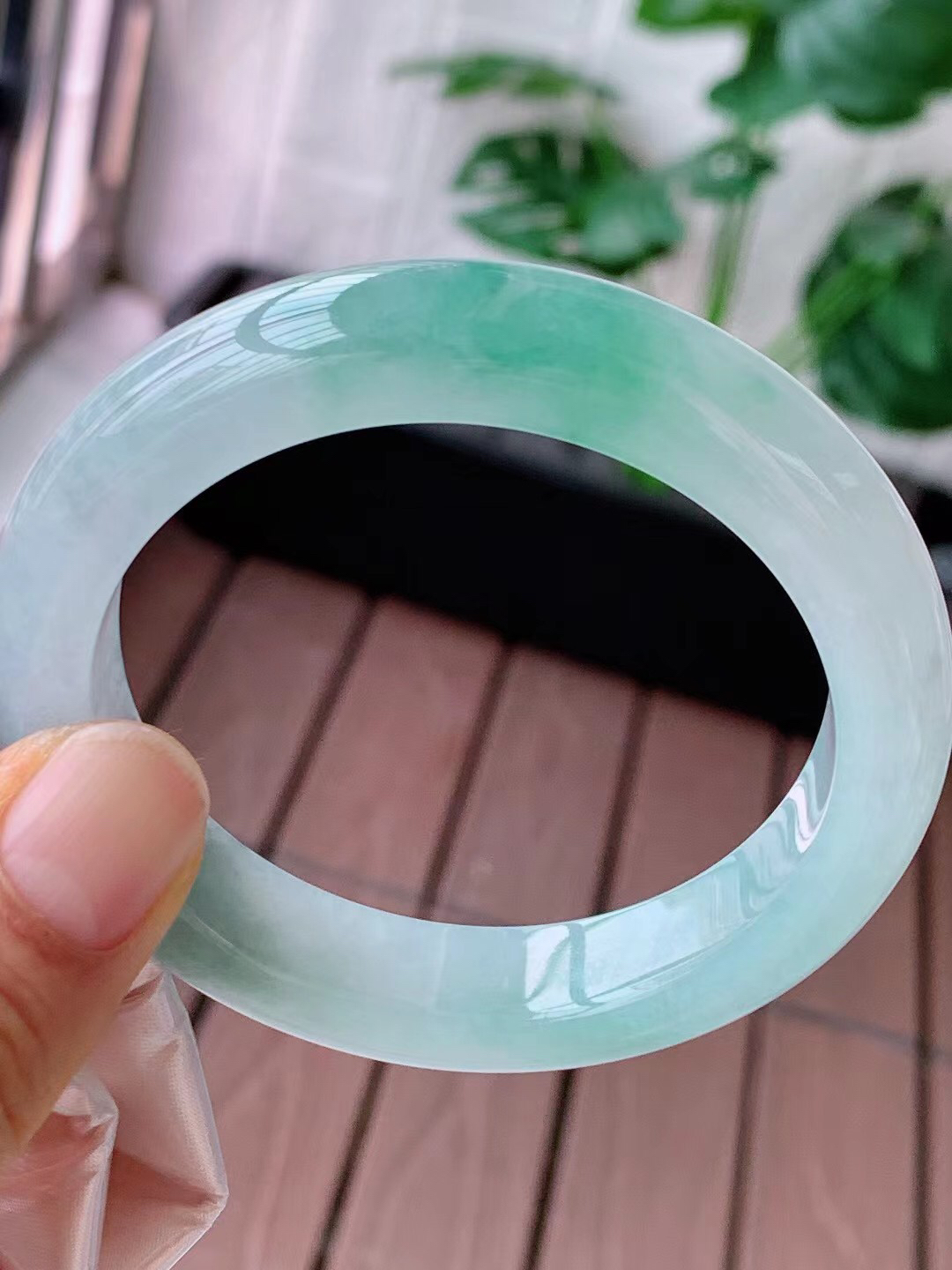 【翡翠名称】老坑种冰飘花54.5正圈口手镯
【翡翠尺寸】54.5/11.8/8.9mm适合53.5-56正圈口佩戴
【翡翠描述】宝贝种老水足，玉质细腻，色泽靓丽，性价比高，佩戴效果好！
【其它赠送】权威证书/精美挂绳盒子/支持全国复检