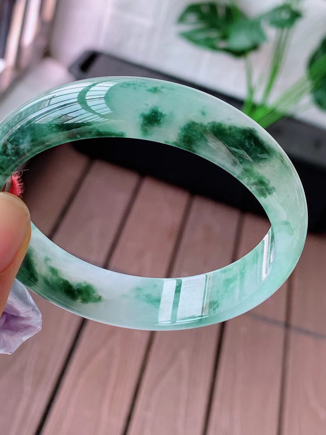 【翡翠名称】老种冰飘花58.8正圈口手镯
【翡翠尺寸】58.8/14.5/7mm适合57.8-60正圈口佩戴
【翡翠描述】宝贝种老水足，玉质细腻，色泽靓丽，性价比高，佩戴效果好！
【其它赠送】权威证书/精美挂绳盒子/支持全国复检