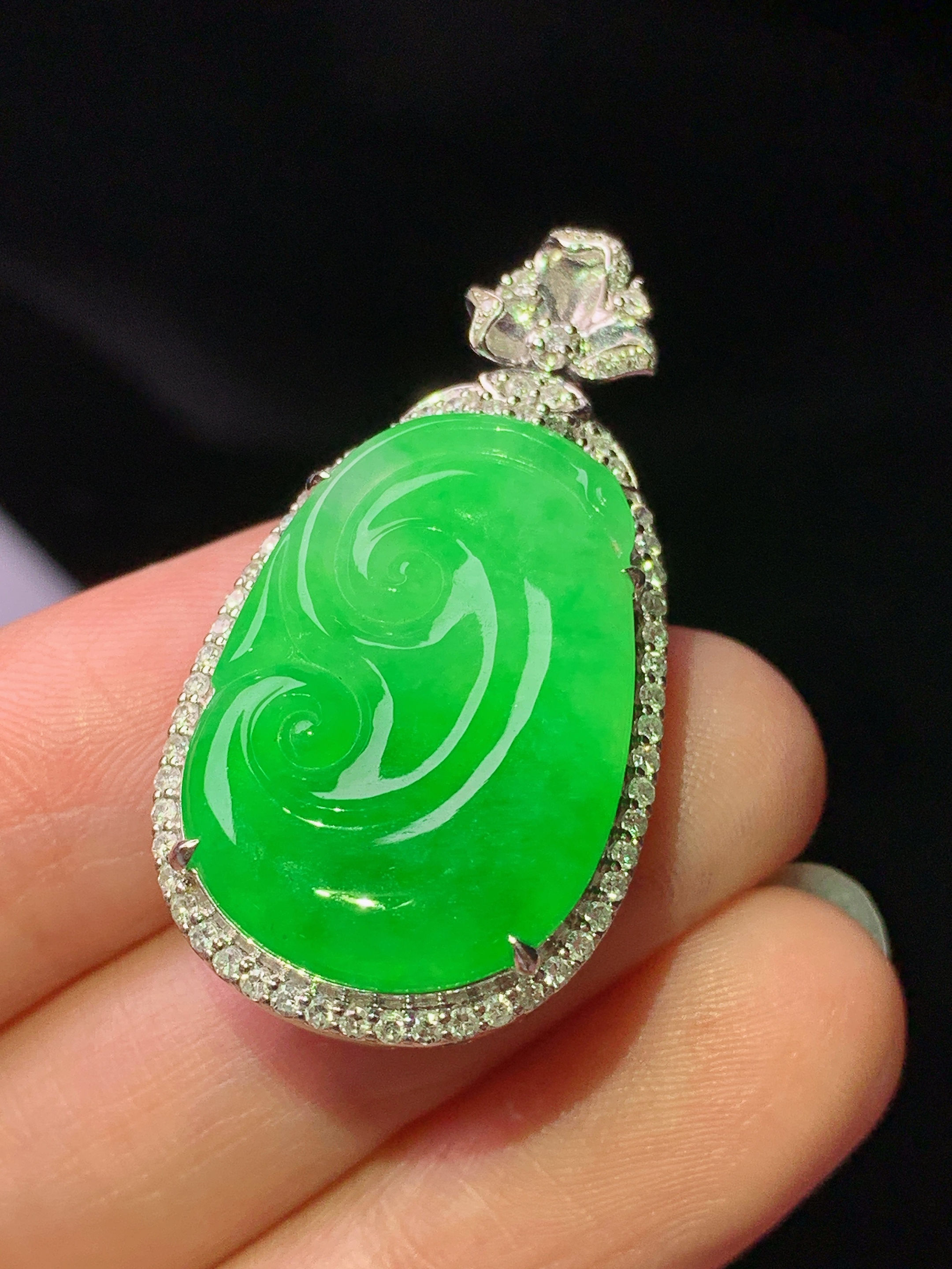 18金钻镶嵌阳绿如意吊坠 玉质细腻 色泽艳丽清新 水润亮眼 整体尺寸35.6*19*9.5y1